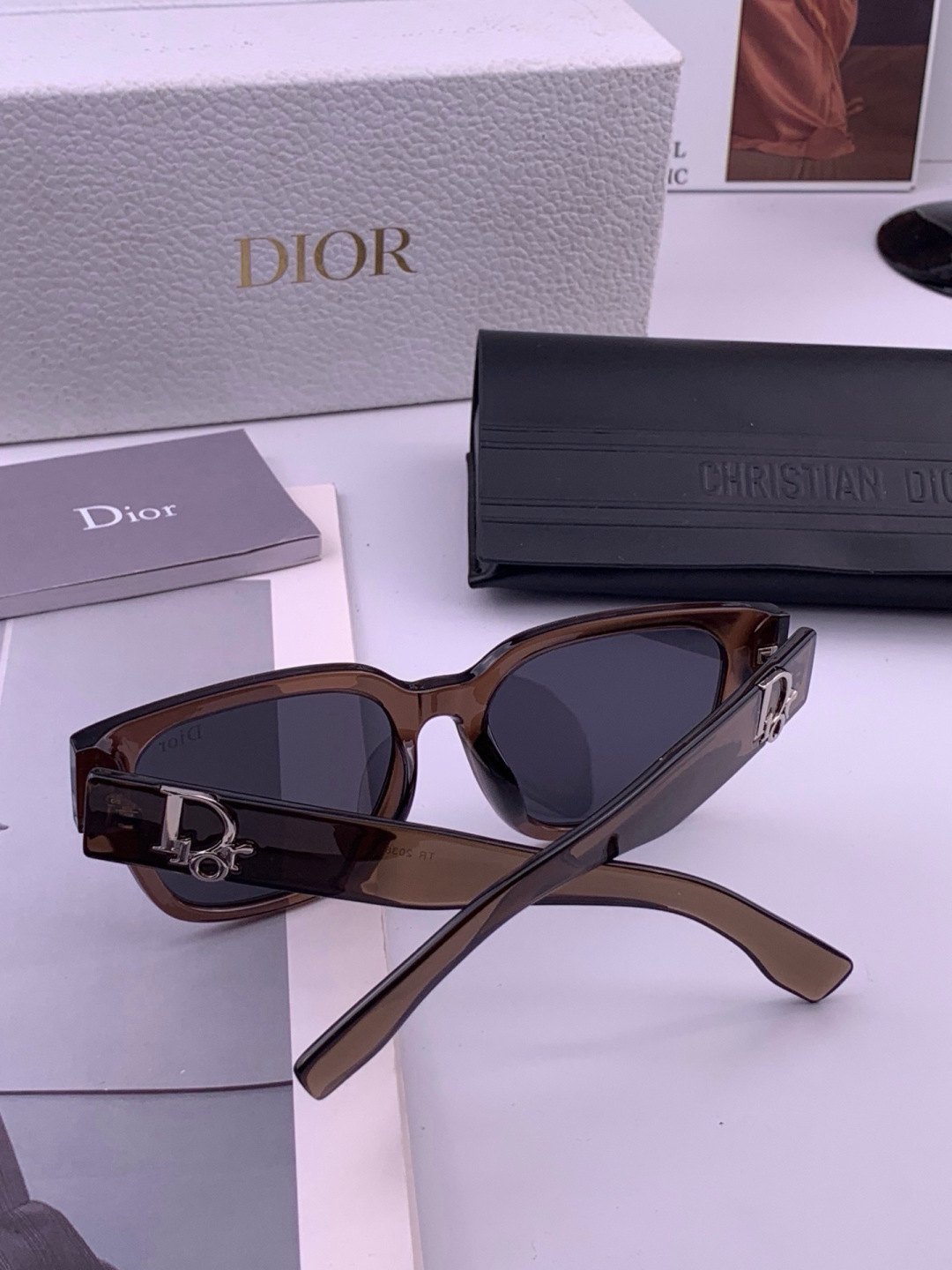 DIOR 新款女士方框太阳眼镜 开车墨镜 新款金属无框太阳镜  时尚大方 舒适轻盈 精致奢华 超轻 型号：CD02036
