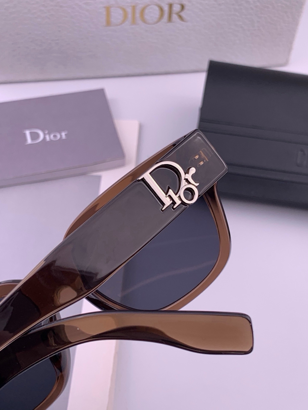 DIOR 新款女士方框太阳眼镜 开车墨镜 新款金属无框太阳镜  时尚大方 舒适轻盈 精致奢华 超轻 型号：CD02036