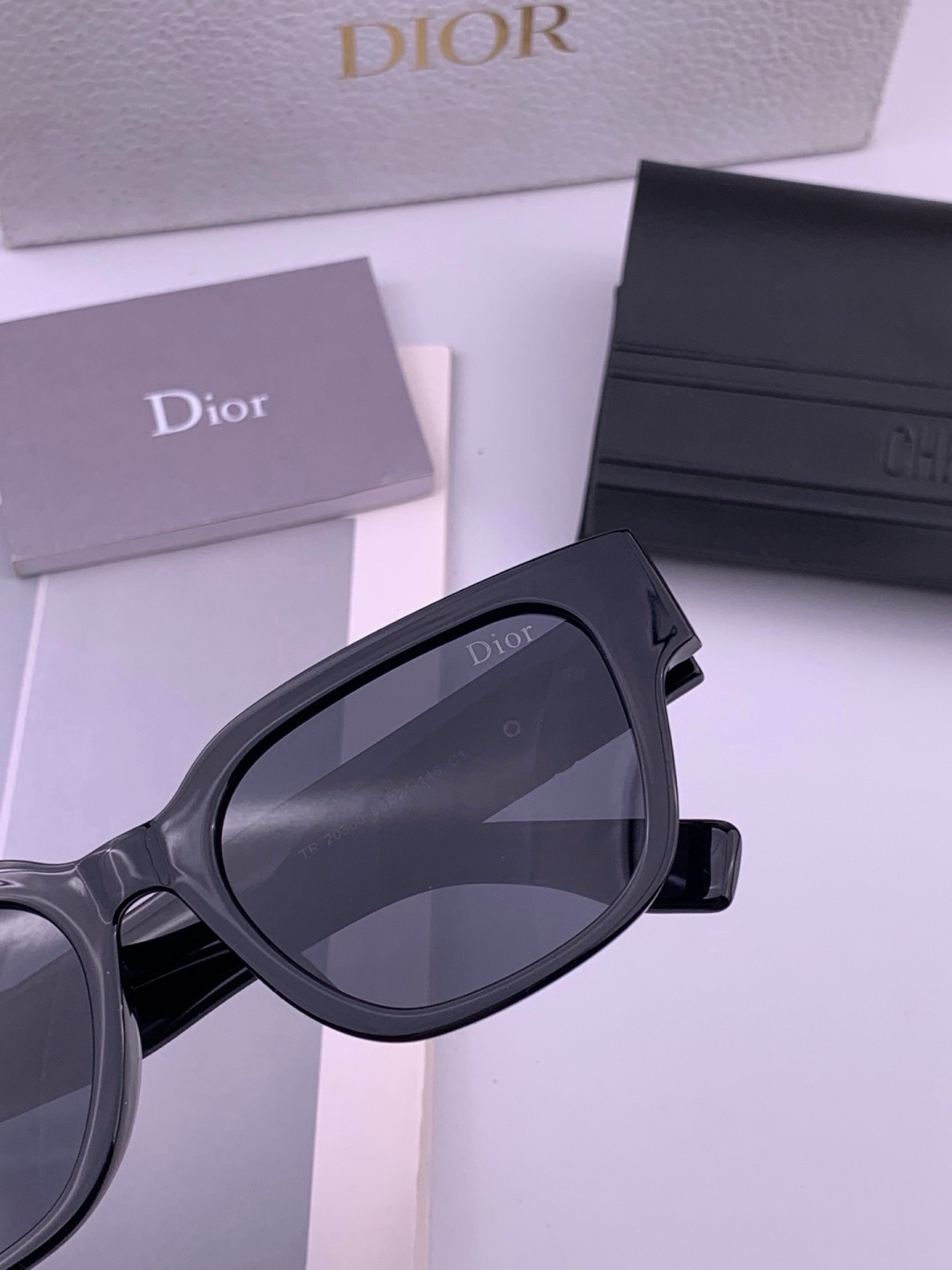 DIOR 新款女士方框太阳眼镜 开车墨镜 新款金属无框太阳镜  时尚大方 舒适轻盈 精致奢华 超轻 型号：CD02036