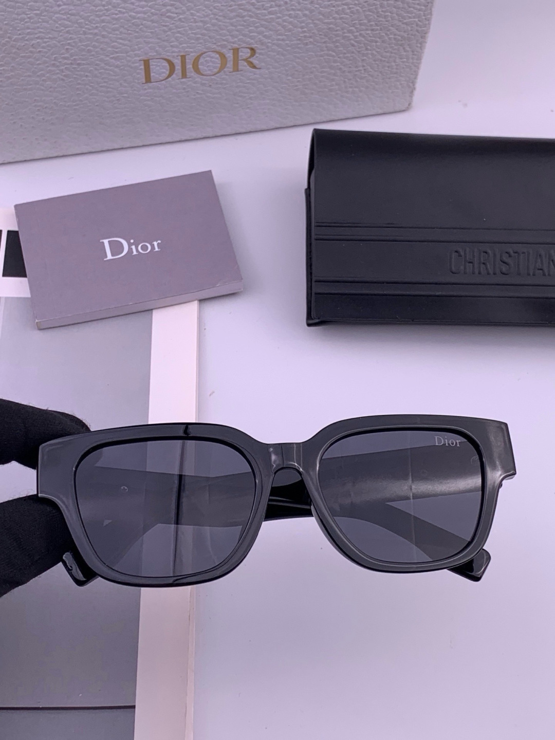 DIOR 新款女士方框太阳眼镜 开车墨镜 新款金属无框太阳镜  时尚大方 舒适轻盈 精致奢华 超轻 型号：CD02036