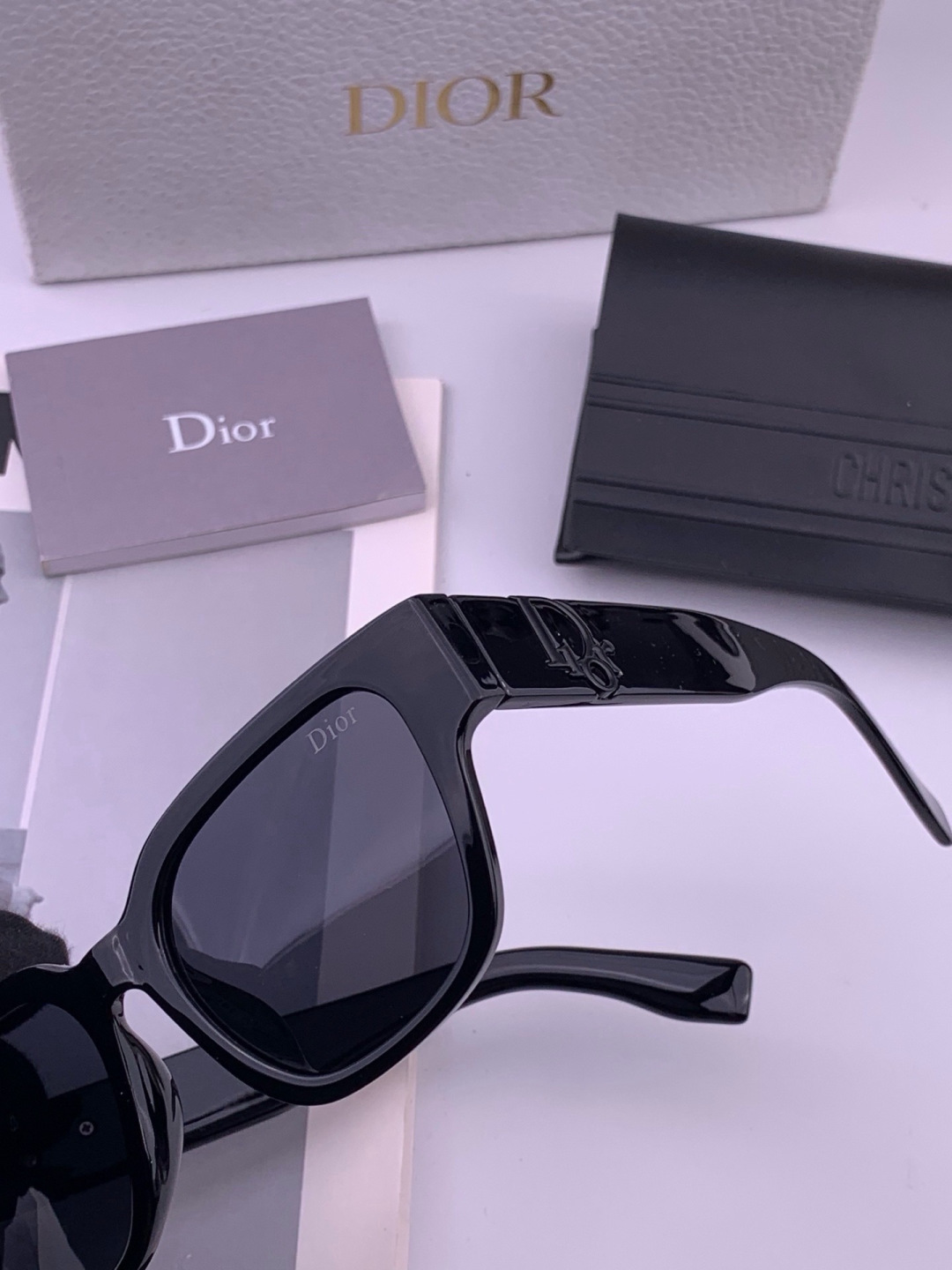 DIOR 新款女士方框太阳眼镜 开车墨镜 新款金属无框太阳镜  时尚大方 舒适轻盈 精致奢华 超轻 型号：CD02036