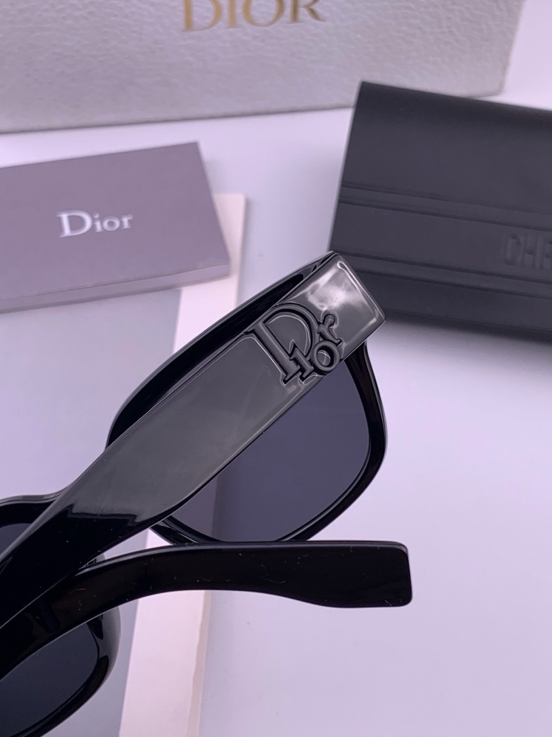 DIOR 新款女士方框太阳眼镜 开车墨镜 新款金属无框太阳镜  时尚大方 舒适轻盈 精致奢华 超轻 型号：CD02036