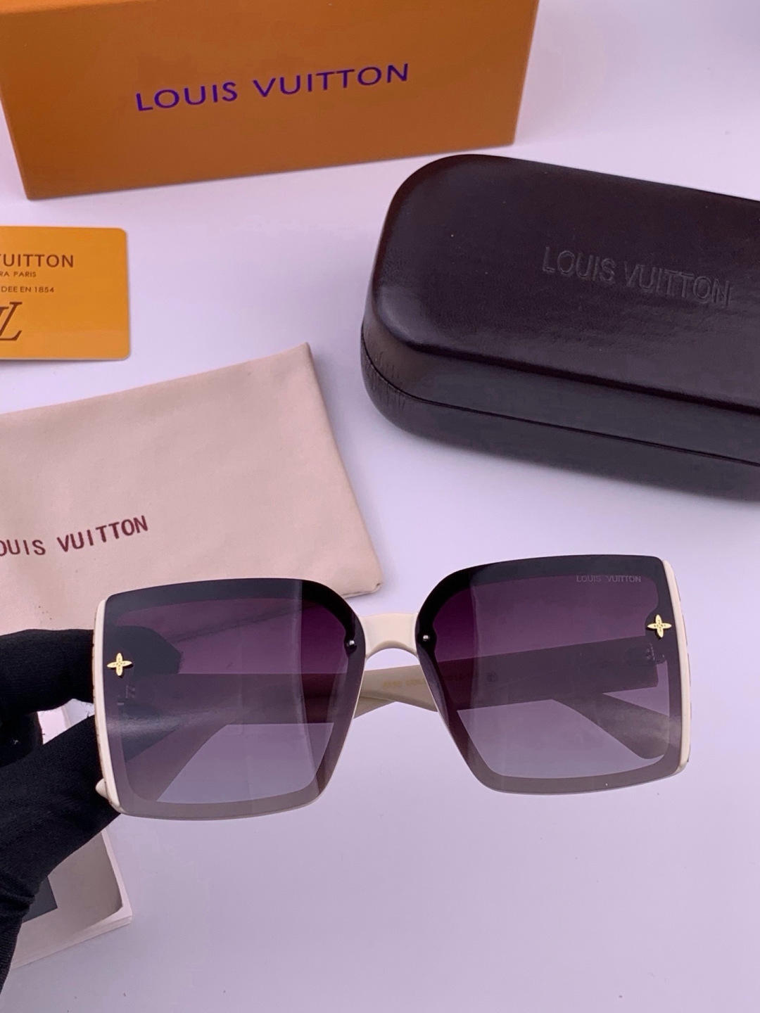 LV 太阳镜潮品官网模特同款 [玫瑰][玫瑰]四叶草🍀精致个性设计简约时尚 高品质值得拥有绝对潮爆整个夏季 新款L597