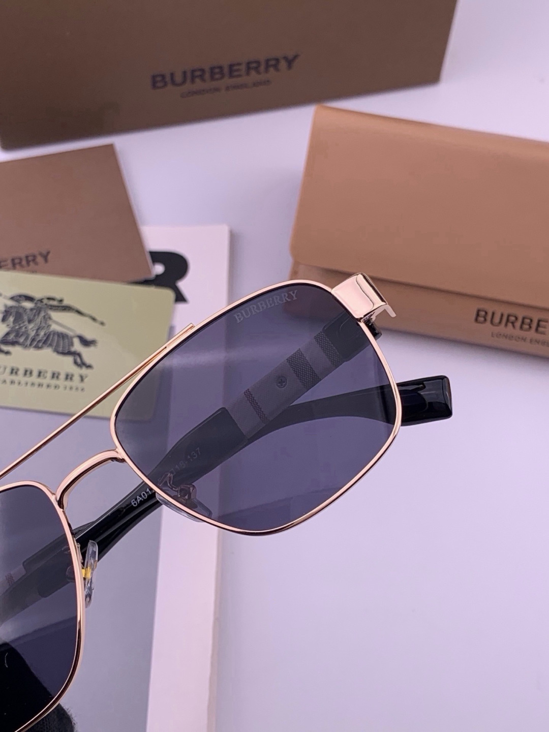 BURBERRY 巴宝莉 男士太阳眼镜 🕶🕶正版蛤蟆 太阳镜💋💋👣👣  高品质 不挑脸 火的狠 🍁🍁💯💯🐝🐝🐝🐝🐝🐝新款
