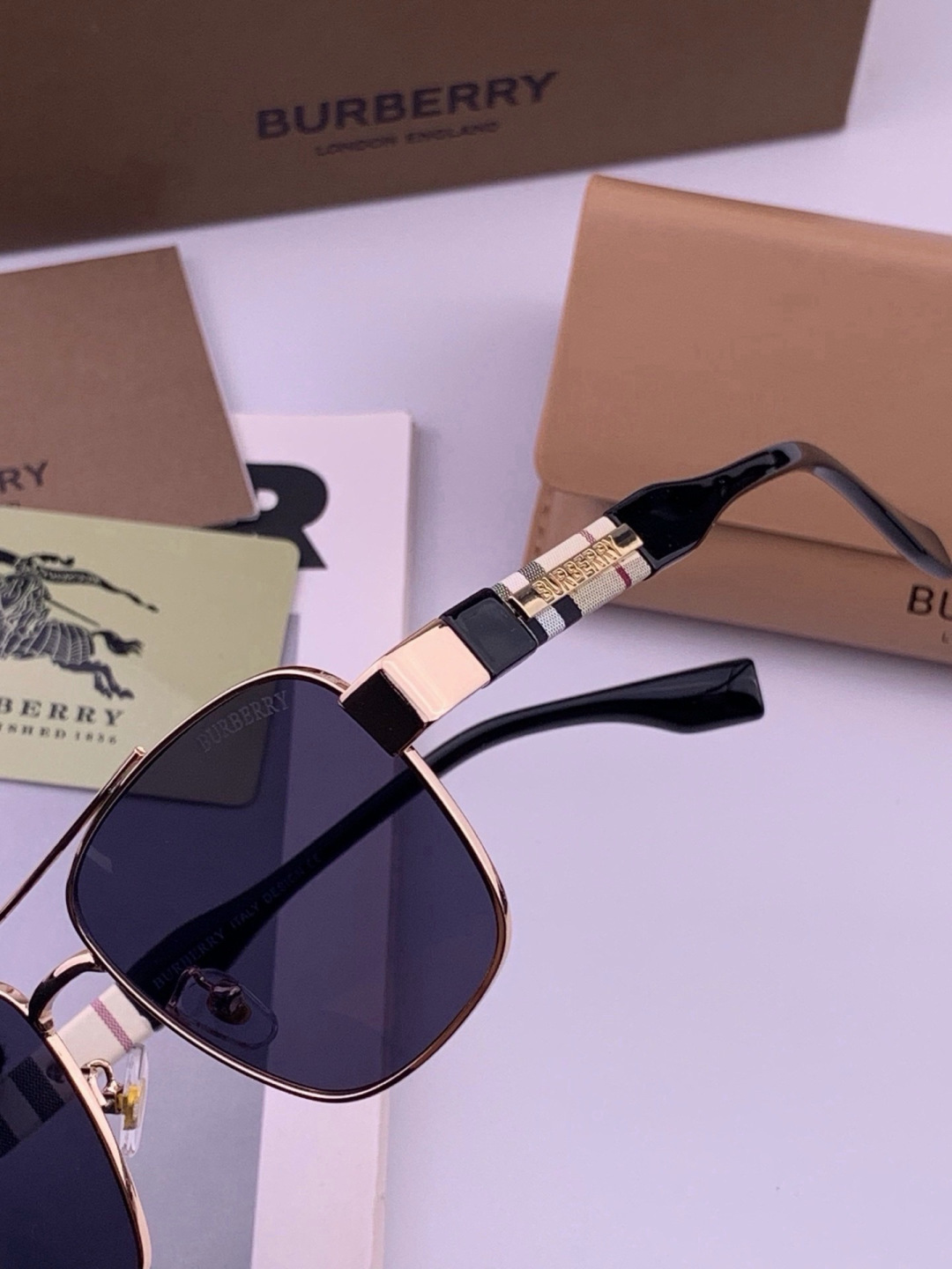 BURBERRY 巴宝莉 男士太阳眼镜 🕶🕶正版蛤蟆 太阳镜💋💋👣👣  高品质 不挑脸 火的狠 🍁🍁💯💯🐝🐝🐝🐝🐝🐝新款