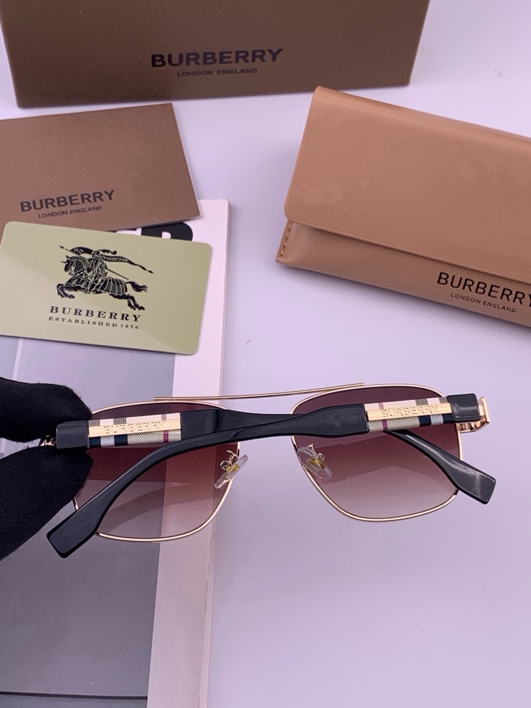 BURBERRY 巴宝莉 男士太阳眼镜 🕶🕶正版蛤蟆 太阳镜💋💋👣👣  高品质 不挑脸 火的狠 🍁🍁💯💯🐝🐝🐝🐝🐝🐝新款