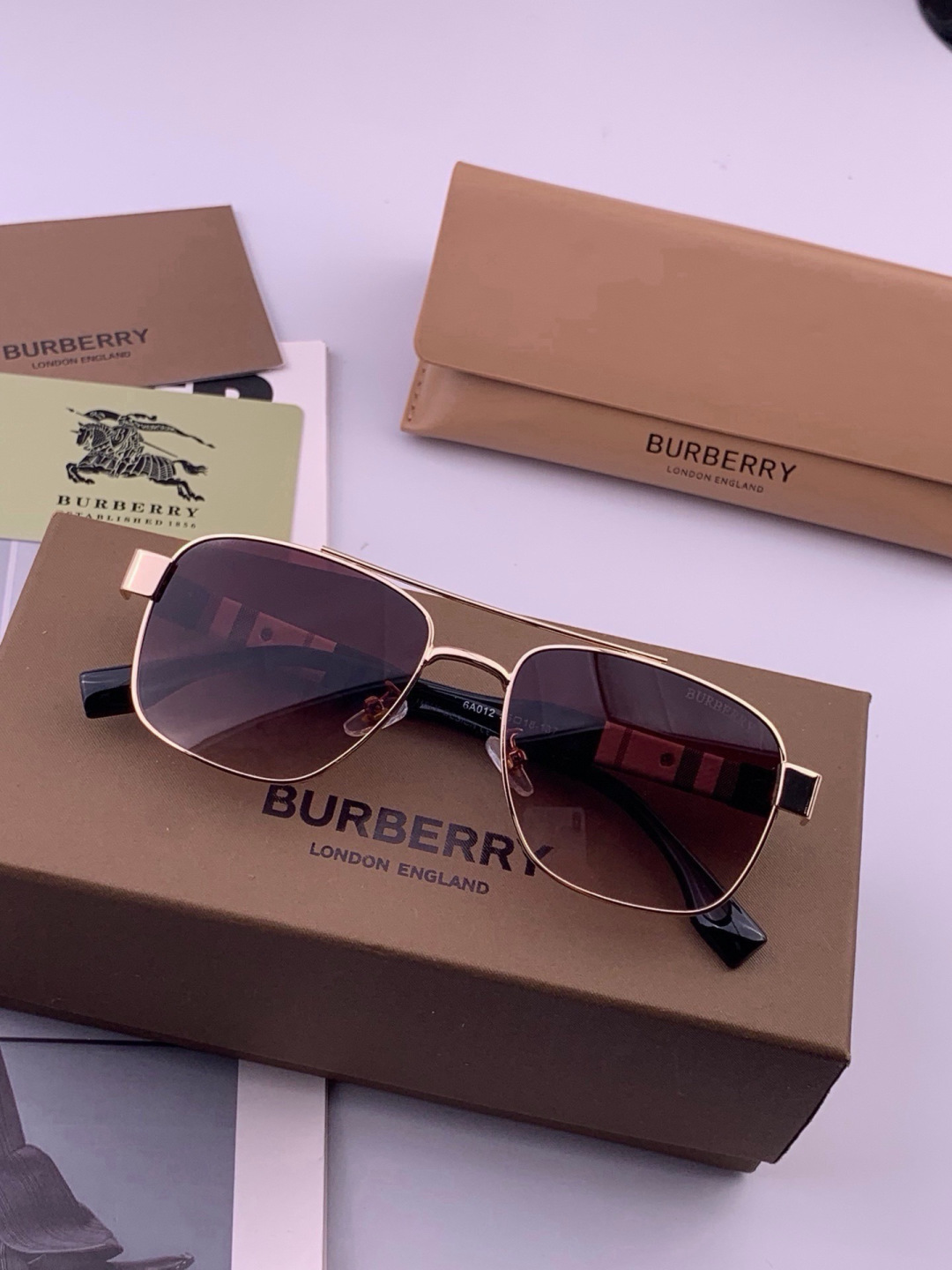 BURBERRY 巴宝莉 男士太阳眼镜 🕶🕶正版蛤蟆 太阳镜💋💋👣👣  高品质 不挑脸 火的狠 🍁🍁💯💯🐝🐝🐝🐝🐝🐝新款