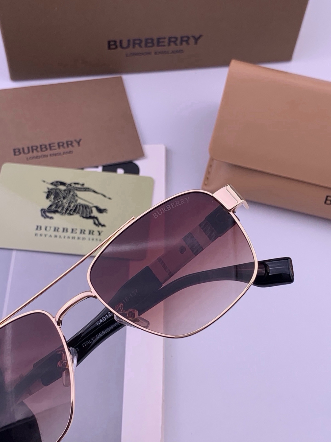 BURBERRY 巴宝莉 男士太阳眼镜 🕶🕶正版蛤蟆 太阳镜💋💋👣👣  高品质 不挑脸 火的狠 🍁🍁💯💯🐝🐝🐝🐝🐝🐝新款