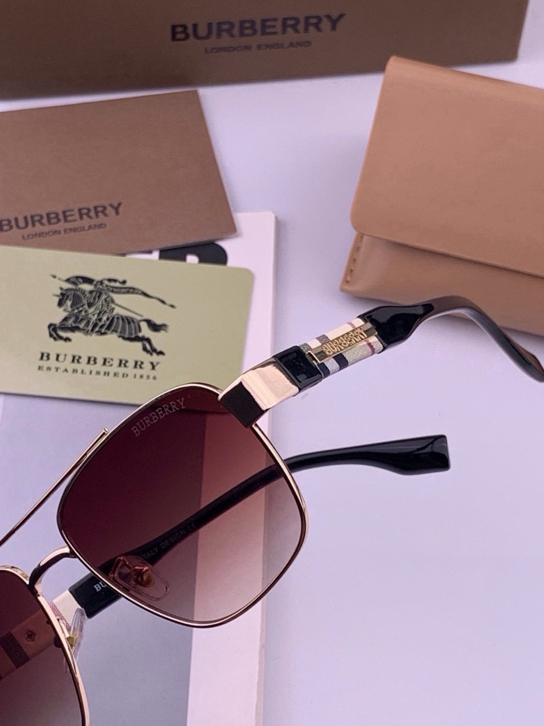 BURBERRY 巴宝莉 男士太阳眼镜 🕶🕶正版蛤蟆 太阳镜💋💋👣👣  高品质 不挑脸 火的狠 🍁🍁💯💯🐝🐝🐝🐝🐝🐝新款