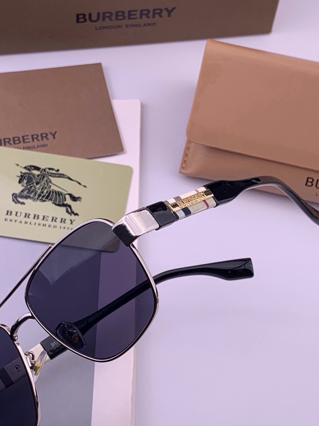BURBERRY 巴宝莉 男士太阳眼镜 🕶🕶正版蛤蟆 太阳镜💋💋👣👣  高品质 不挑脸 火的狠 🍁🍁💯💯🐝🐝🐝🐝🐝🐝新款