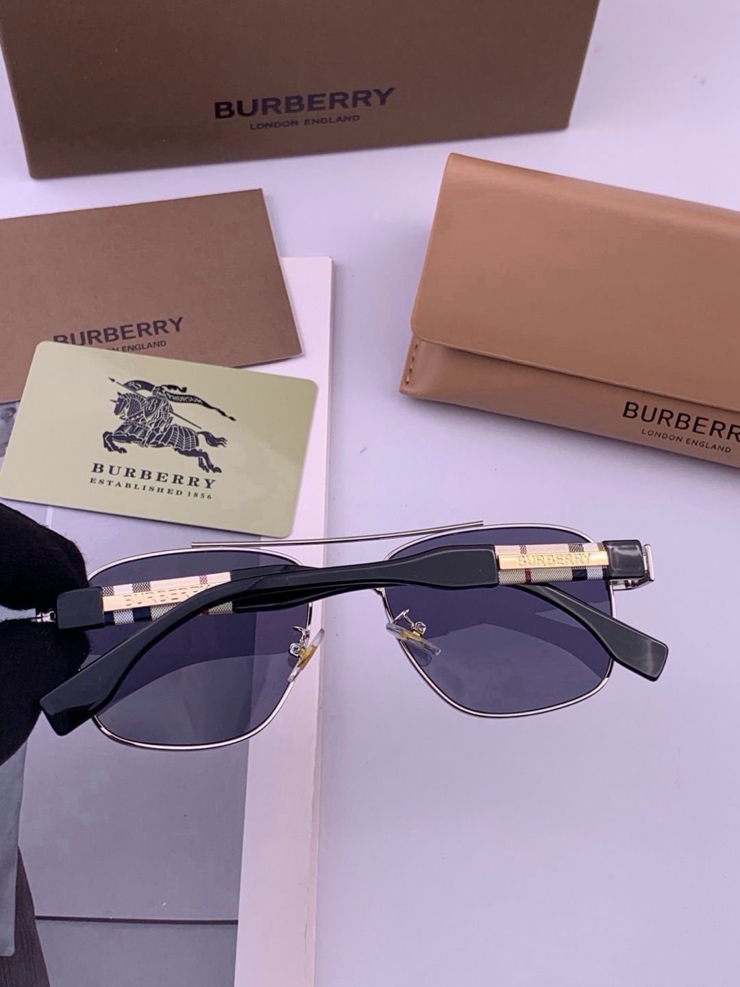 BURBERRY 巴宝莉 男士太阳眼镜 🕶🕶正版蛤蟆 太阳镜💋💋👣👣  高品质 不挑脸 火的狠 🍁🍁💯💯🐝🐝🐝🐝🐝🐝新款