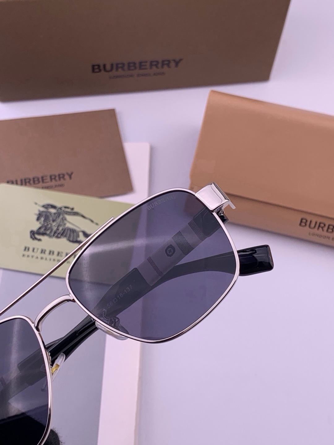 BURBERRY 巴宝莉 男士太阳眼镜 🕶🕶正版蛤蟆 太阳镜💋💋👣👣  高品质 不挑脸 火的狠 🍁🍁💯💯🐝🐝🐝🐝🐝🐝新款
