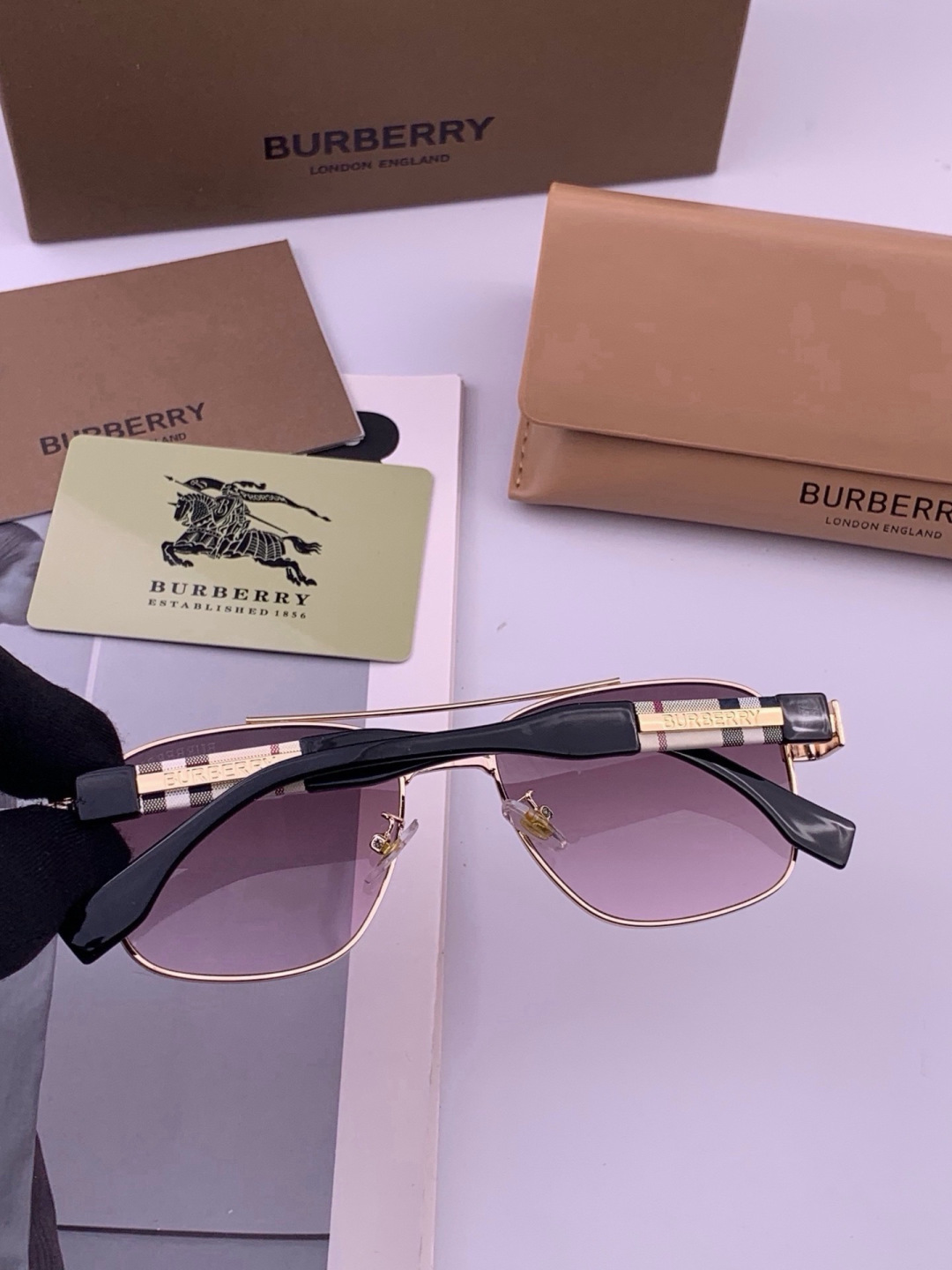 BURBERRY 巴宝莉 男士太阳眼镜 🕶🕶正版蛤蟆 太阳镜💋💋👣👣  高品质 不挑脸 火的狠 🍁🍁💯💯🐝🐝🐝🐝🐝🐝新款