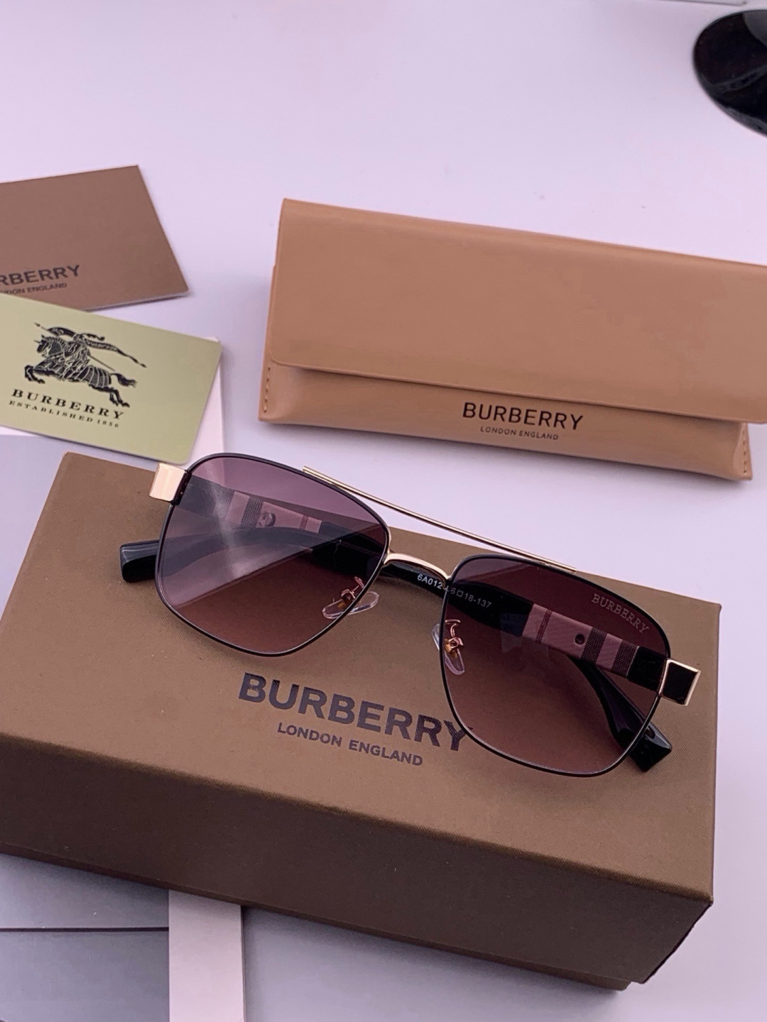 BURBERRY 巴宝莉 男士太阳眼镜 🕶🕶正版蛤蟆 太阳镜💋💋👣👣  高品质 不挑脸 火的狠 🍁🍁💯💯🐝🐝🐝🐝🐝🐝新款