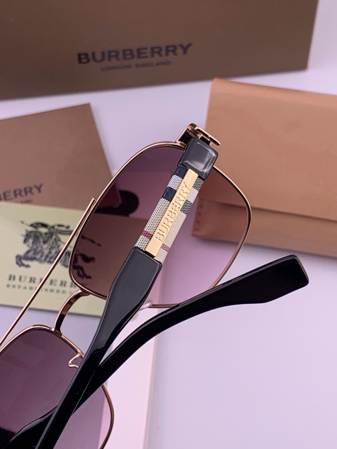 BURBERRY 巴宝莉 男士太阳眼镜 🕶🕶正版蛤蟆 太阳镜💋💋👣👣  高品质 不挑脸 火的狠 🍁🍁💯💯🐝🐝🐝🐝🐝🐝新款