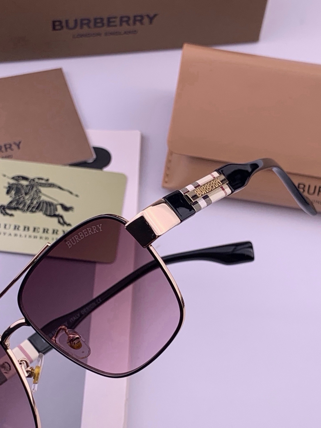 BURBERRY 巴宝莉 男士太阳眼镜 🕶🕶正版蛤蟆 太阳镜💋💋👣👣  高品质 不挑脸 火的狠 🍁🍁💯💯🐝🐝🐝🐝🐝🐝新款