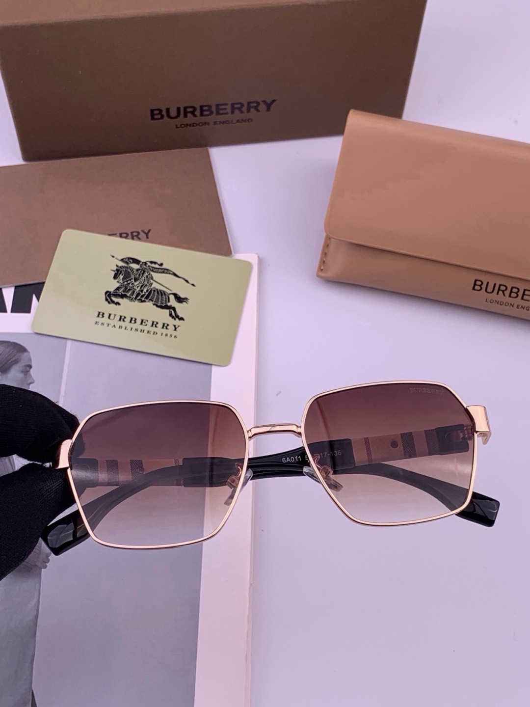 BURBERRY 巴宝莉 男士太阳眼镜 🕶🕶正版蛤蟆 太阳镜💋💋👣👣  高品质 不挑脸 火的狠 🍁🍁💯💯🐝🐝🐝🐝🐝🐝新款