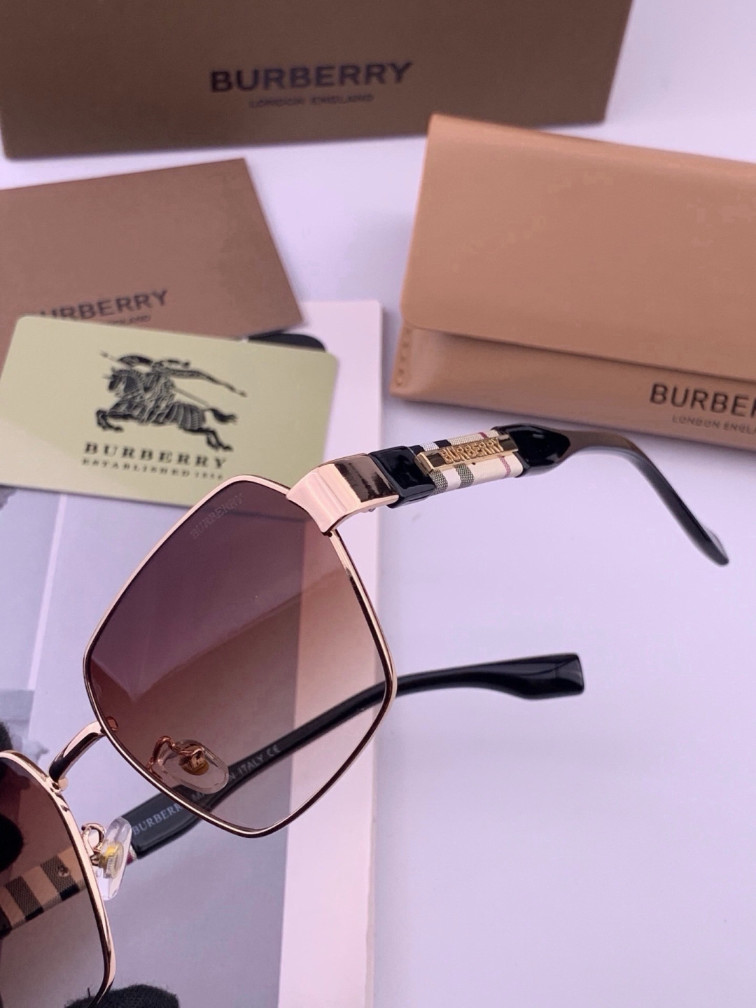 BURBERRY 巴宝莉 男士太阳眼镜 🕶🕶正版蛤蟆 太阳镜💋💋👣👣  高品质 不挑脸 火的狠 🍁🍁💯💯🐝🐝🐝🐝🐝🐝新款