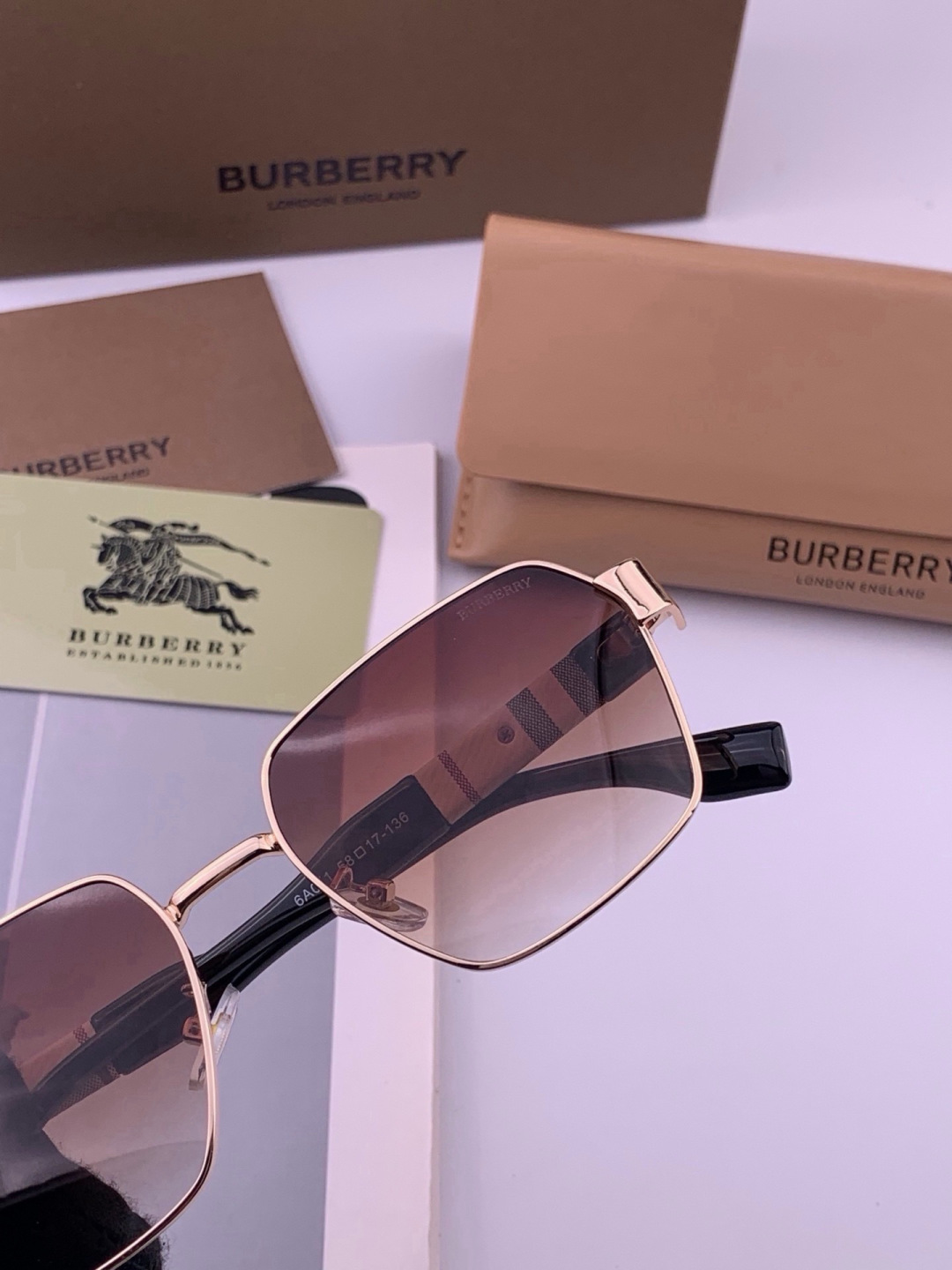 BURBERRY 巴宝莉 男士太阳眼镜 🕶🕶正版蛤蟆 太阳镜💋💋👣👣  高品质 不挑脸 火的狠 🍁🍁💯💯🐝🐝🐝🐝🐝🐝新款