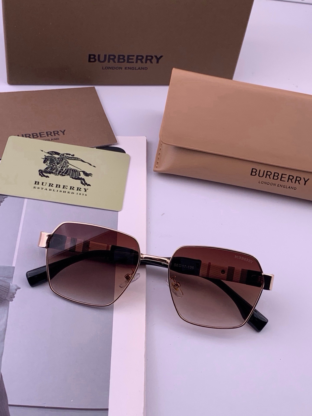 BURBERRY 巴宝莉 男士太阳眼镜 🕶🕶正版蛤蟆 太阳镜💋💋👣👣  高品质 不挑脸 火的狠 🍁🍁💯💯🐝🐝🐝🐝🐝🐝新款