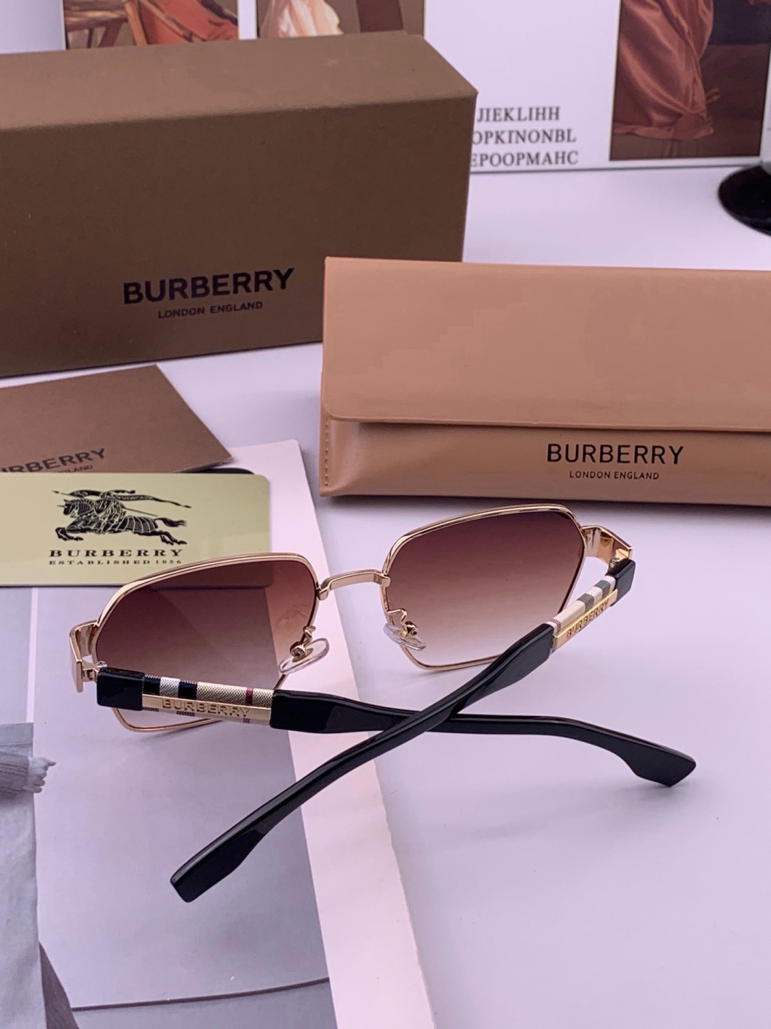 BURBERRY 巴宝莉 男士太阳眼镜 🕶🕶正版蛤蟆 太阳镜💋💋👣👣  高品质 不挑脸 火的狠 🍁🍁💯💯🐝🐝🐝🐝🐝🐝新款