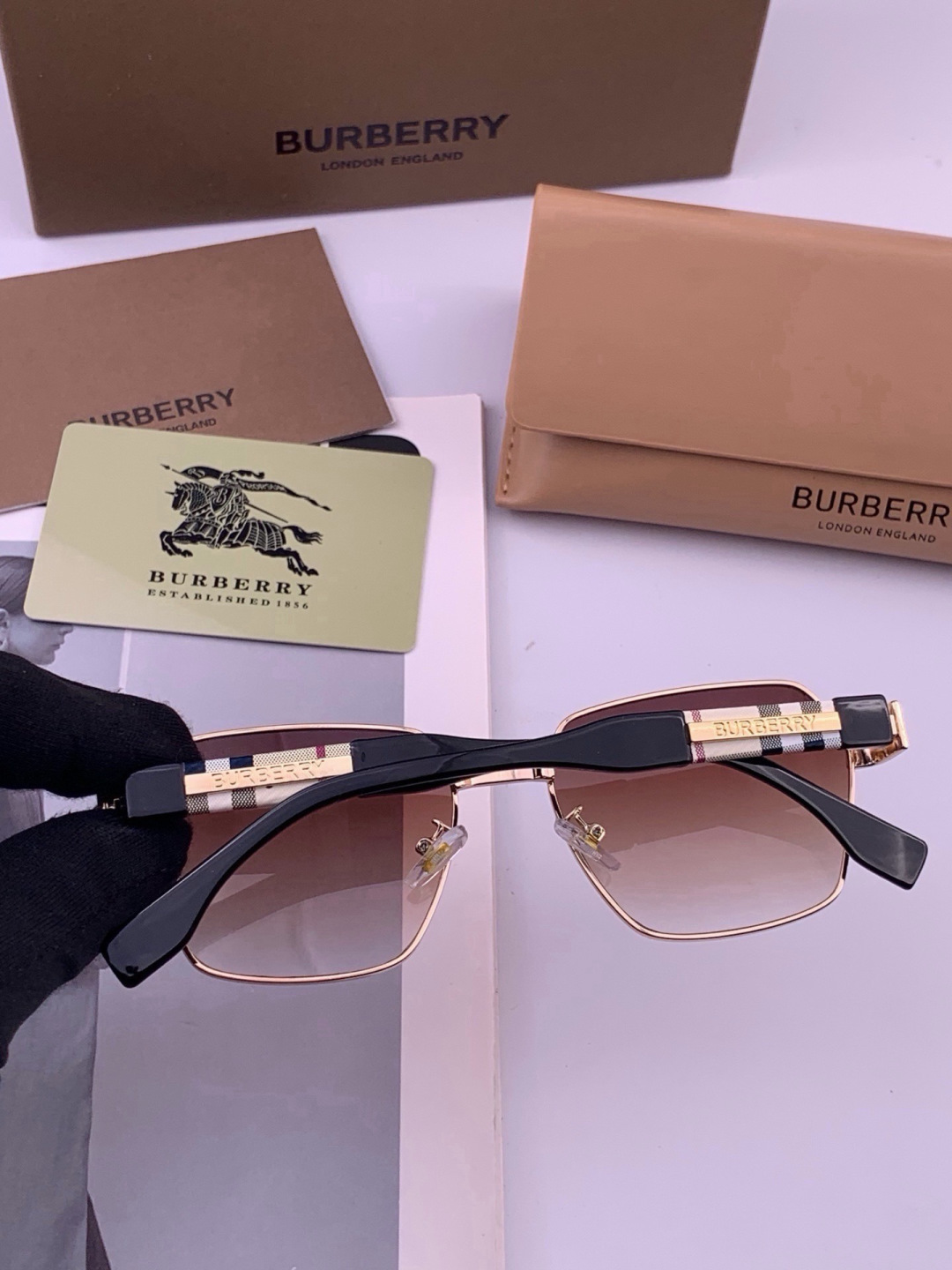 BURBERRY 巴宝莉 男士太阳眼镜 🕶🕶正版蛤蟆 太阳镜💋💋👣👣  高品质 不挑脸 火的狠 🍁🍁💯💯🐝🐝🐝🐝🐝🐝新款