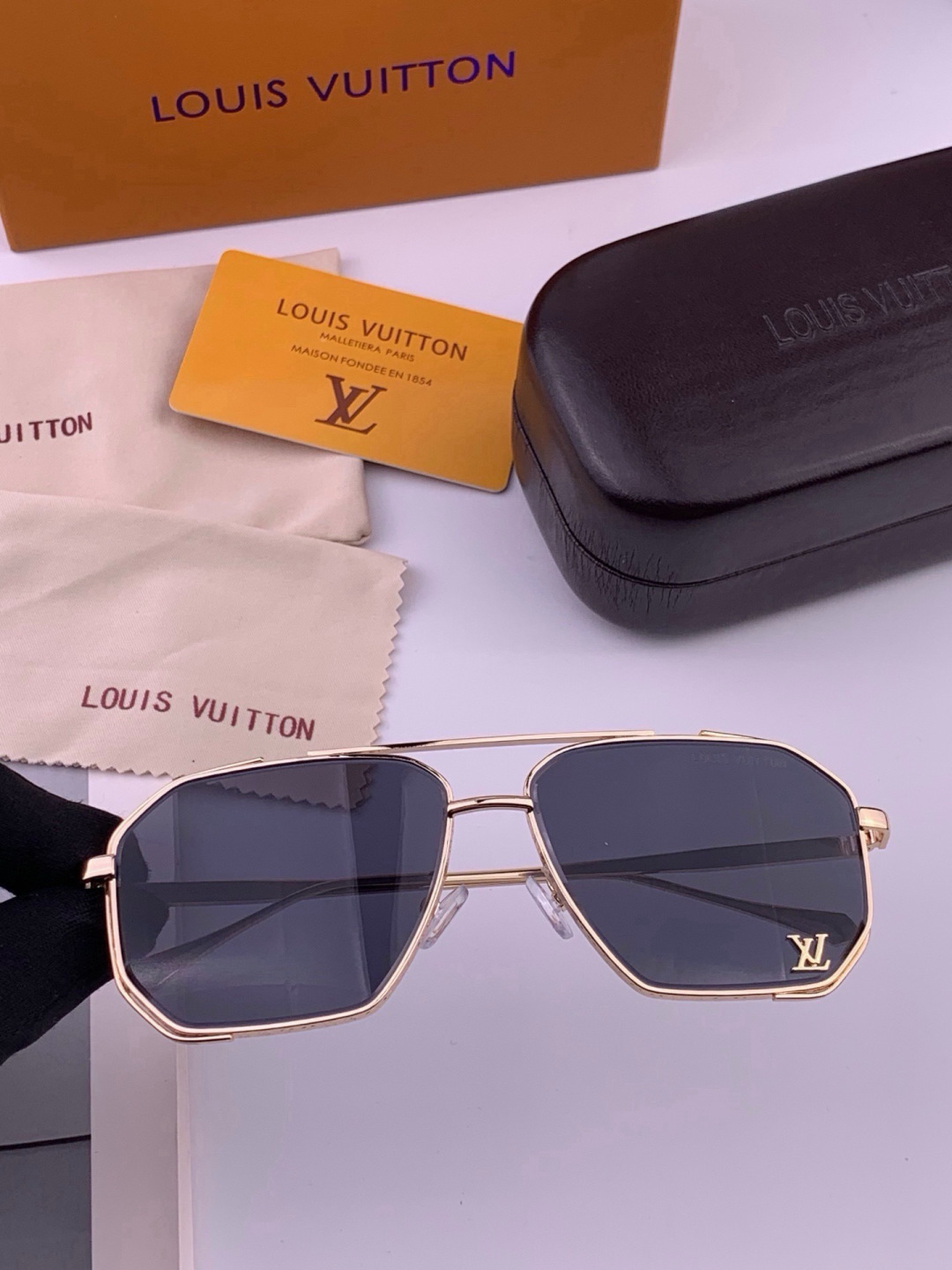 LV🔥高品质男女款”太阳镜🔥 开车钓鱼都可🔥百搭显瘦墨镜韩版男士飞行员大框司机开车防紫外线太阳镜，型号：L31758