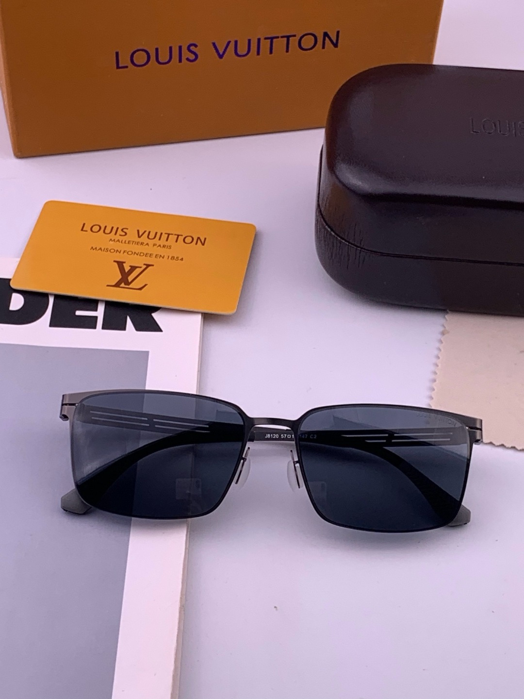 ♦️LV 新款男女情侣款太阳镜多边形墨镜iP电镀永不褪色 超轻超有弹性整幅眼镜无螺丝重要的是压不坏 高清镜片、精湛的工艺