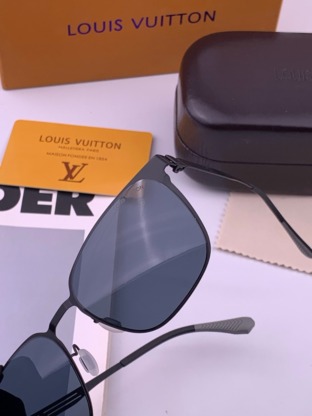 ♦️LV 新款男女情侣款太阳镜多边形墨镜iP电镀永不褪色 超轻超有弹性整幅眼镜无螺丝重要的是压不坏 高清镜片、精湛的工艺