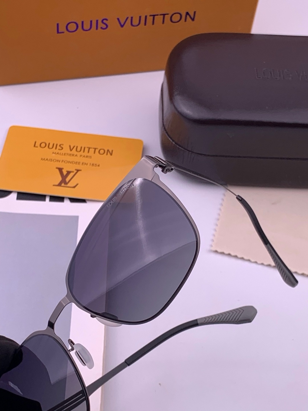 ♦️LV 新款男女情侣款太阳镜多边形墨镜iP电镀永不褪色 超轻超有弹性整幅眼镜无螺丝重要的是压不坏 高清镜片、精湛的工艺