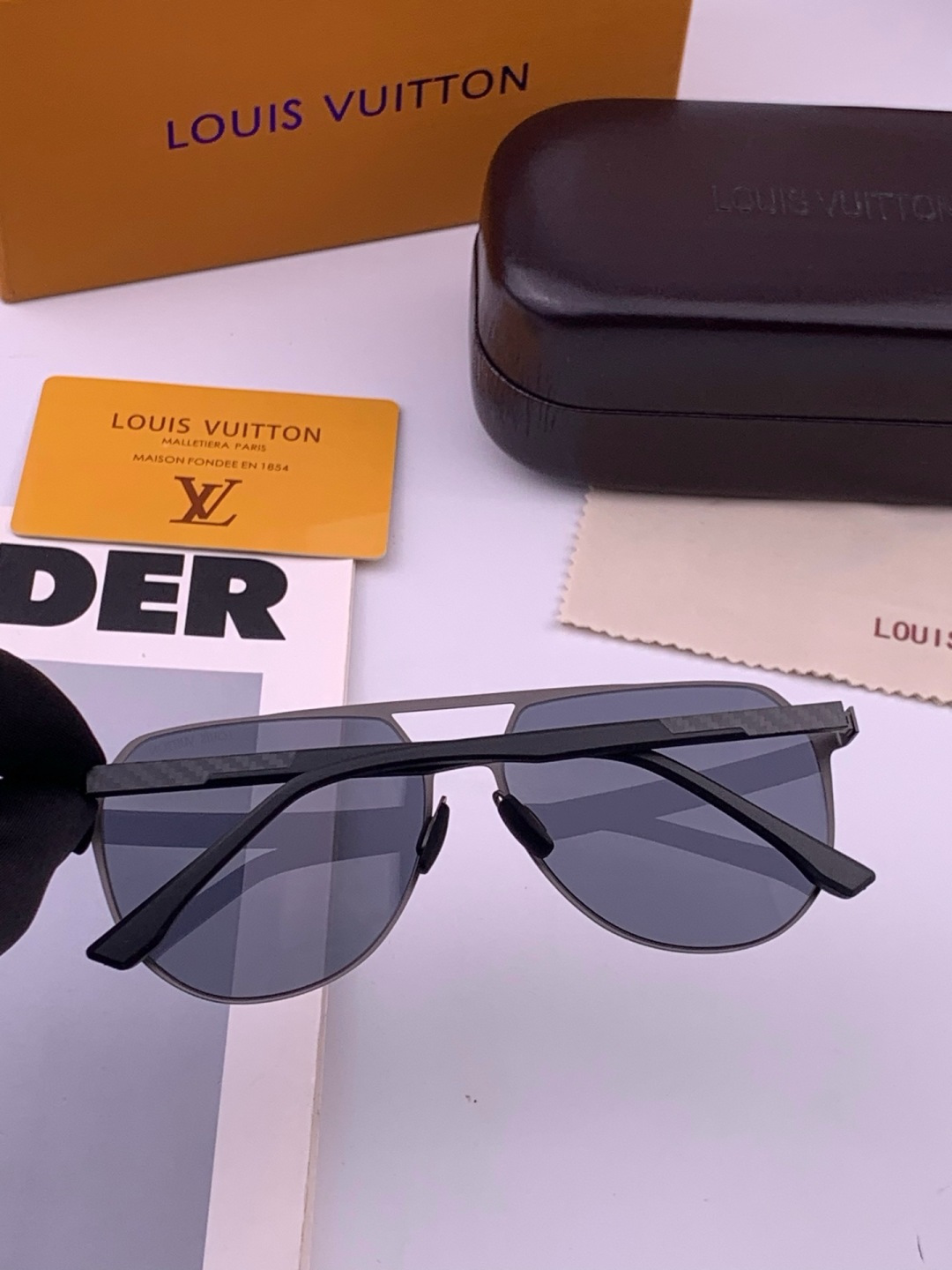 ♦️LV  新款男女情侣款太阳镜多边形墨镜iP电镀永不褪色 超轻超有弹性整幅眼镜无螺丝重要的是压不坏 高清尼龙镜片、精湛