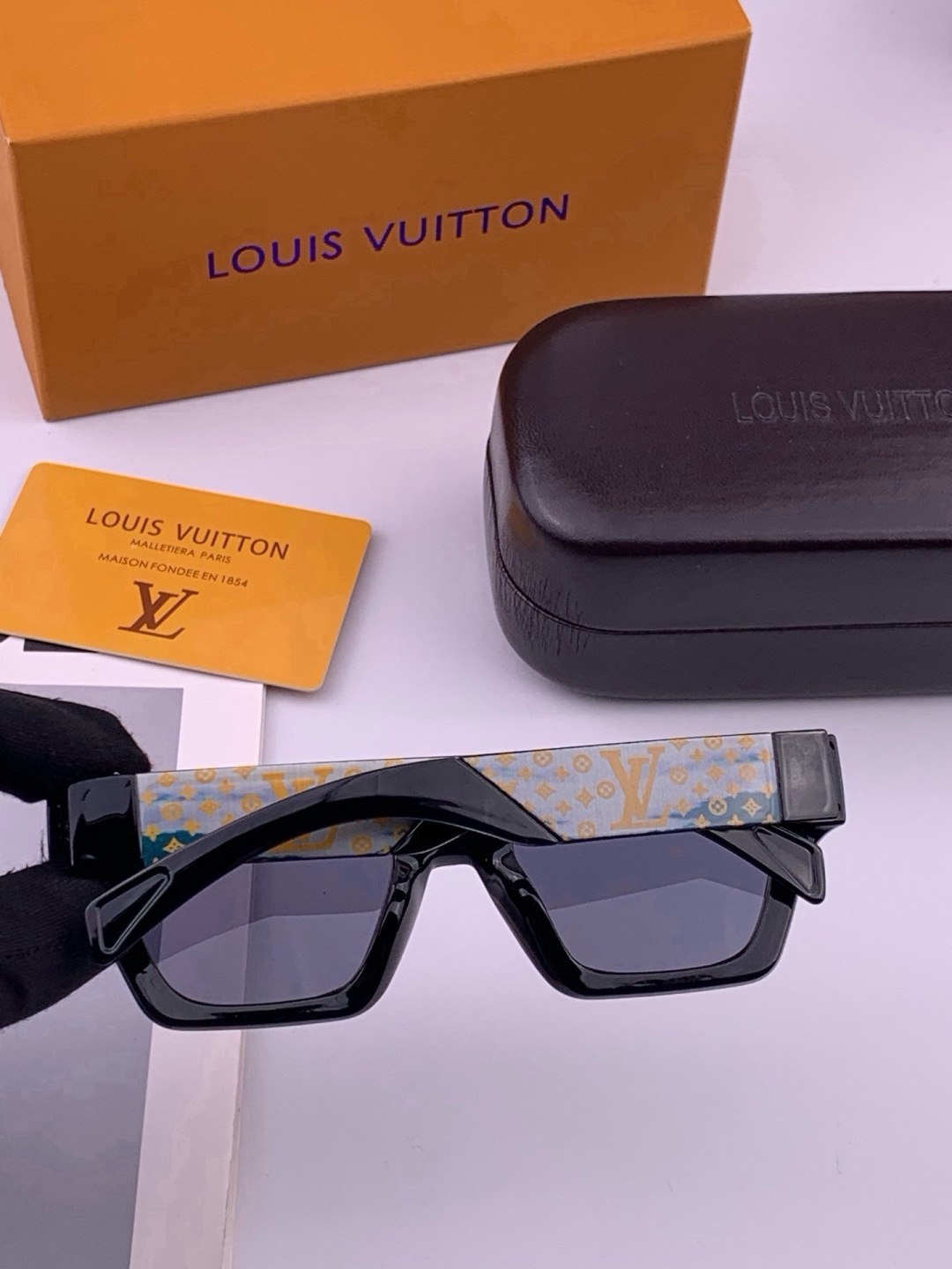 🔺LV🔻早春新款，众多明星同款[色]LV‼️‼️新款大框墨镜 ，🌈🌈宝丽来超清太阳镜🔝🔝型号：L37000