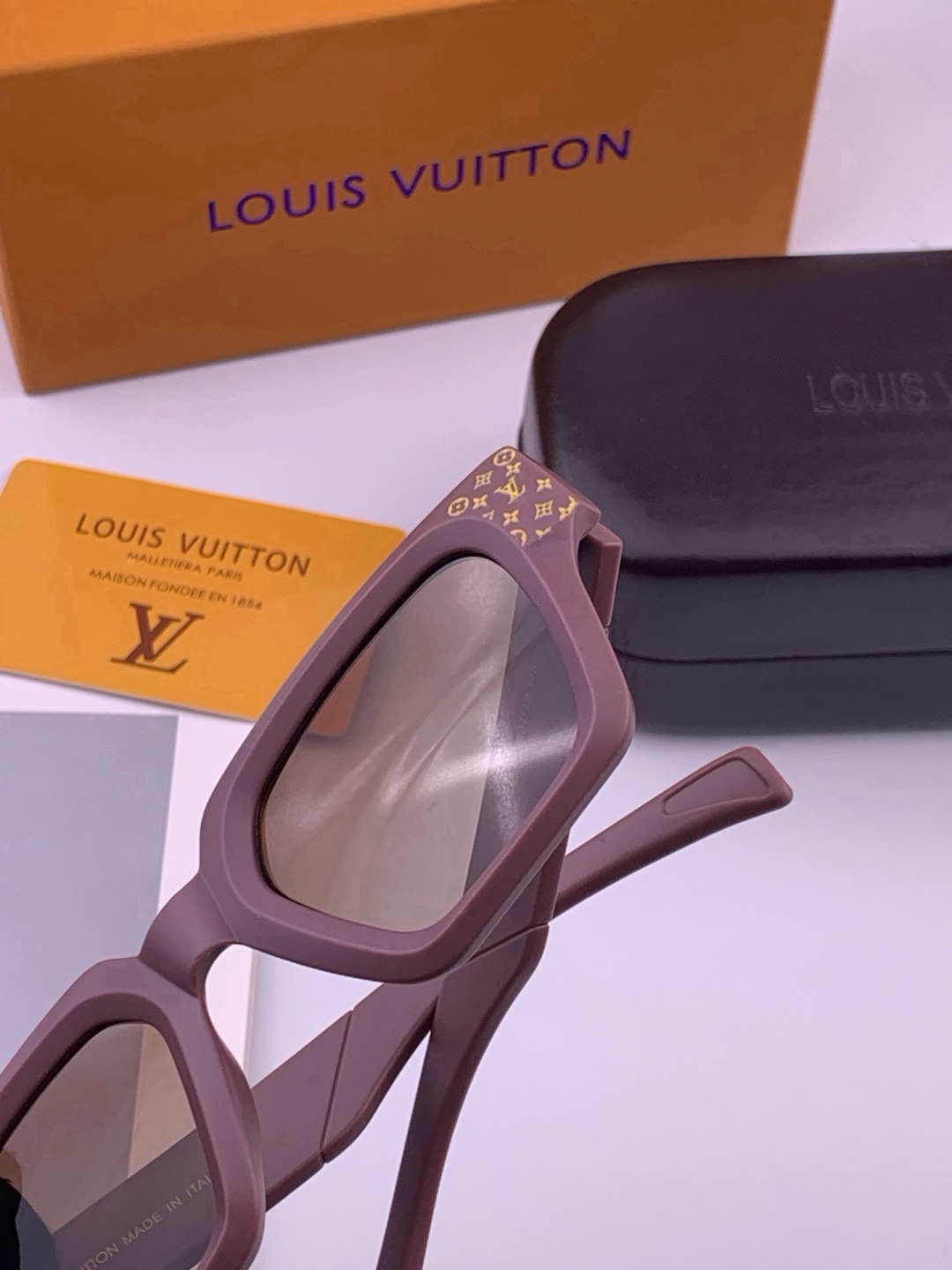 🔺LV🔻早春新款，众多明星同款[色]LV‼️‼️新款大框墨镜 ，🌈🌈宝丽来超清太阳镜🔝🔝型号：L37000