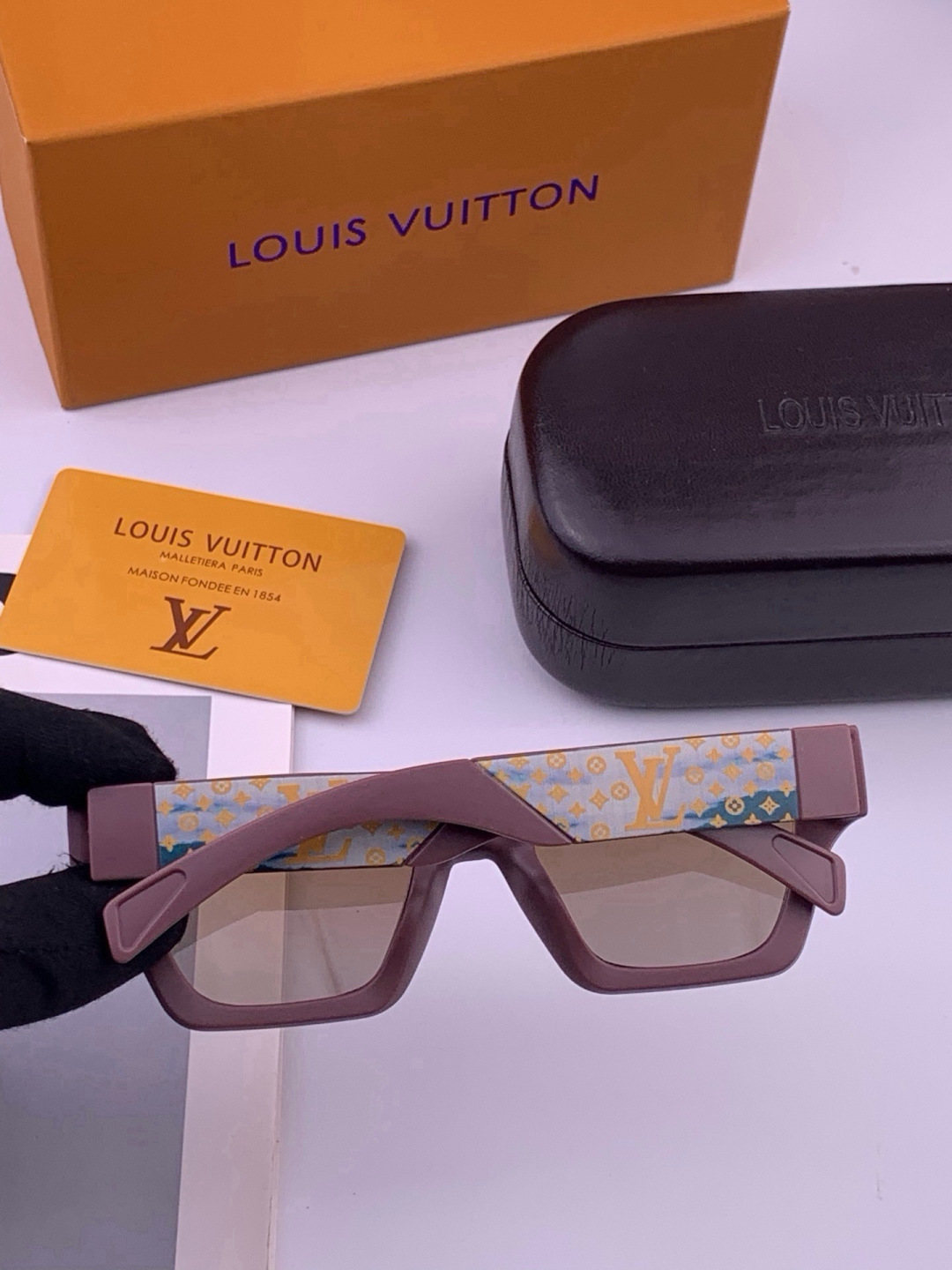 🔺LV🔻早春新款，众多明星同款[色]LV‼️‼️新款大框墨镜 ，🌈🌈宝丽来超清太阳镜🔝🔝型号：L37000
