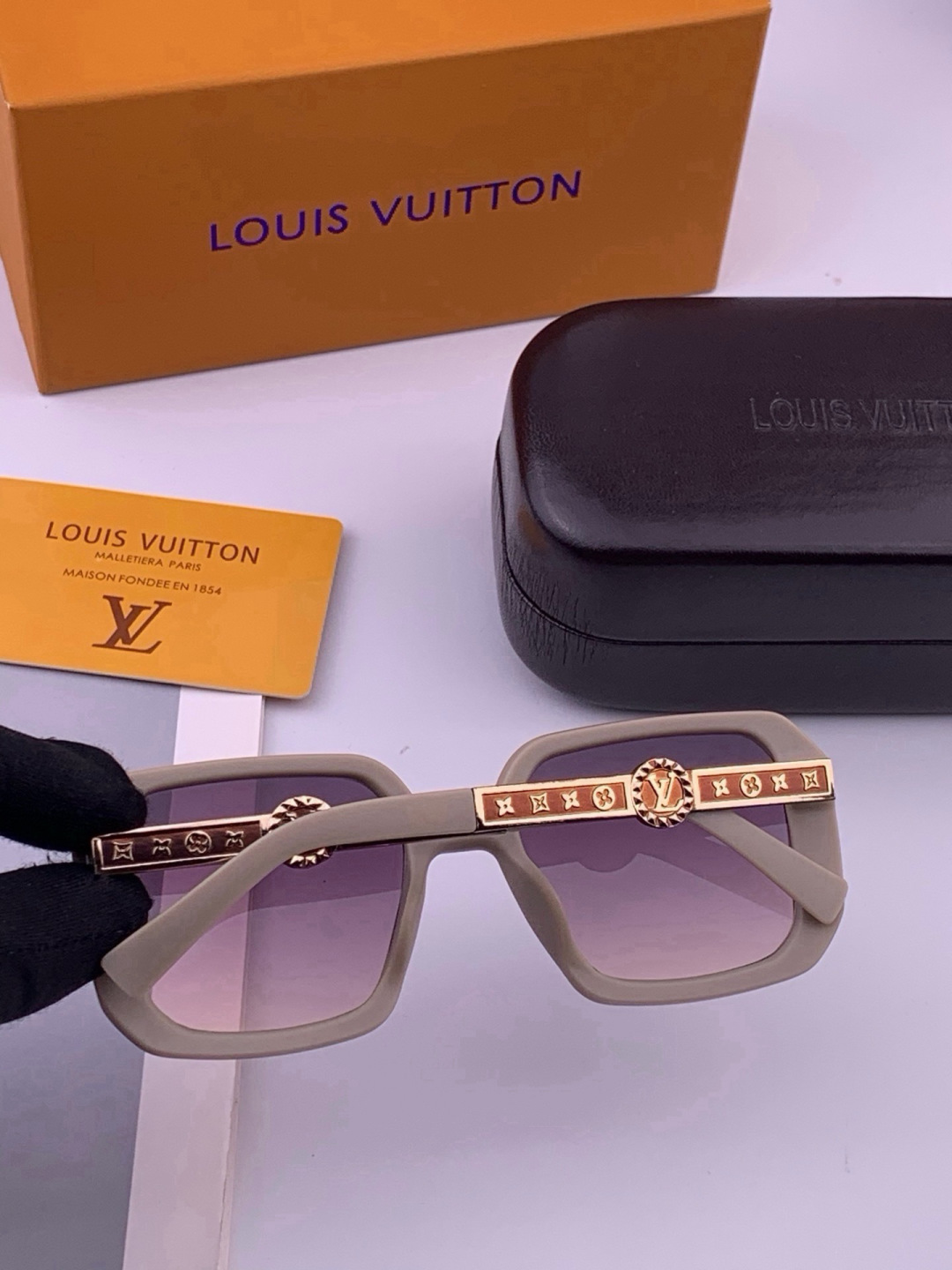 🔺LV🔻早春新款，众多明星同款[色]LV‼️‼️新款大框墨镜 ，🌈🌈宝丽来超清太阳镜🔝🔝型号：L37007