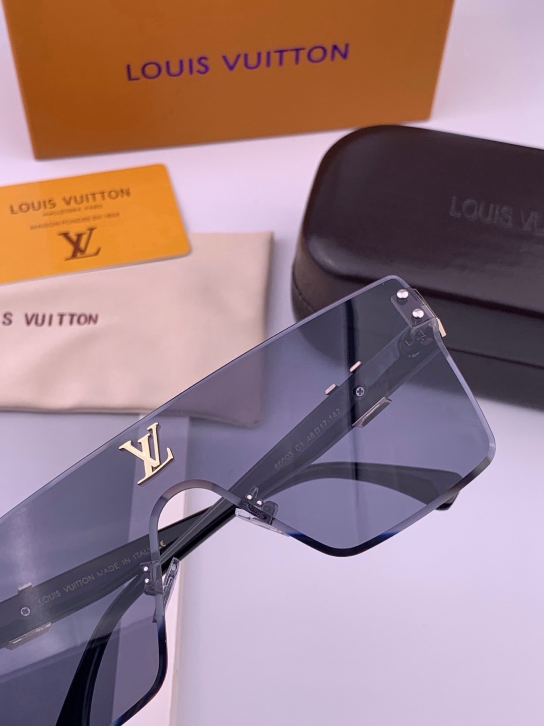 🔺LV🔻早春新款，众多明星同款[色]LV‼️‼️新款大框墨镜 ，🌈🌈宝丽来超清太阳镜🔝🔝型号：L36000