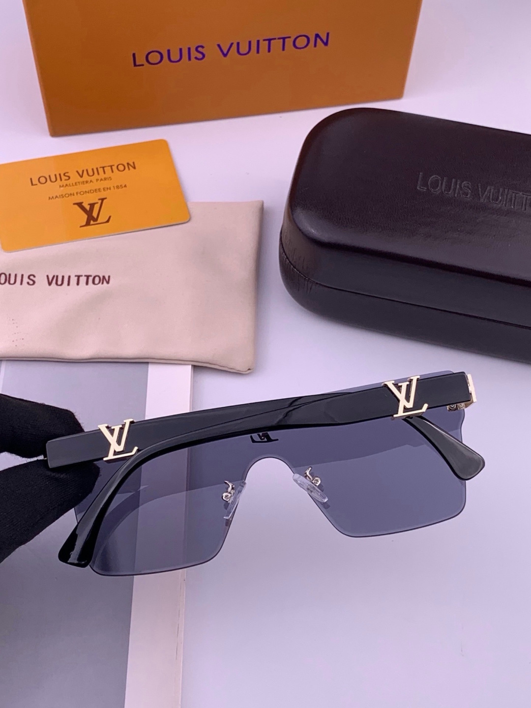 🔺LV🔻早春新款，众多明星同款[色]LV‼️‼️新款大框墨镜 ，🌈🌈宝丽来超清太阳镜🔝🔝型号：L36000