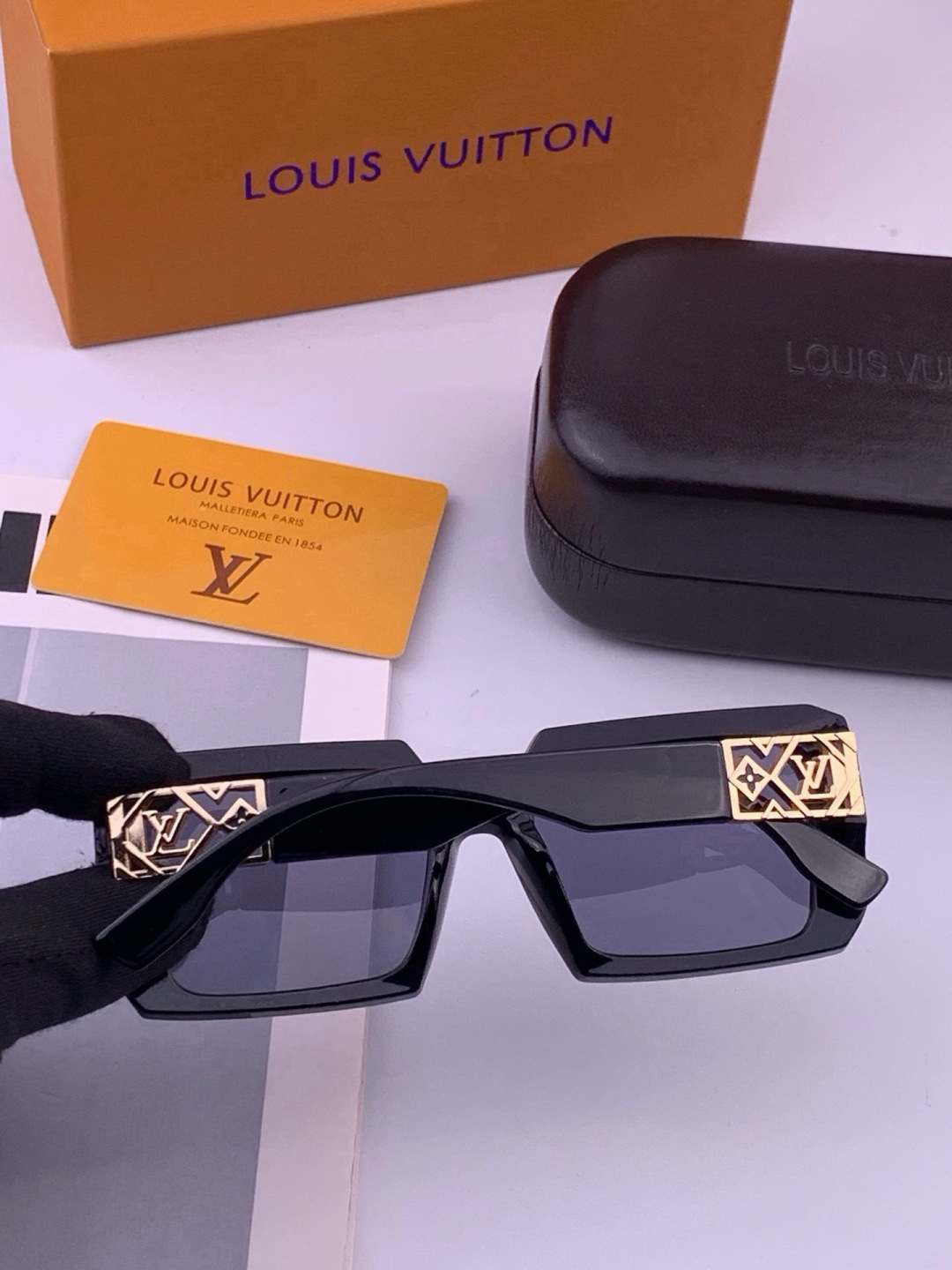 LV 开春新款  潮流爆款 时尚方框太阳镜 高品质 佩戴舒适 网红潮款墨镜 型号 L47001