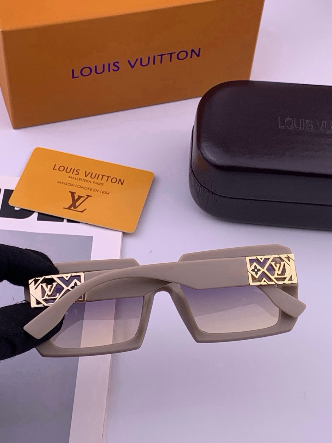LV 开春新款  潮流爆款 时尚方框太阳镜 高品质 佩戴舒适 网红潮款墨镜 型号 L47001
