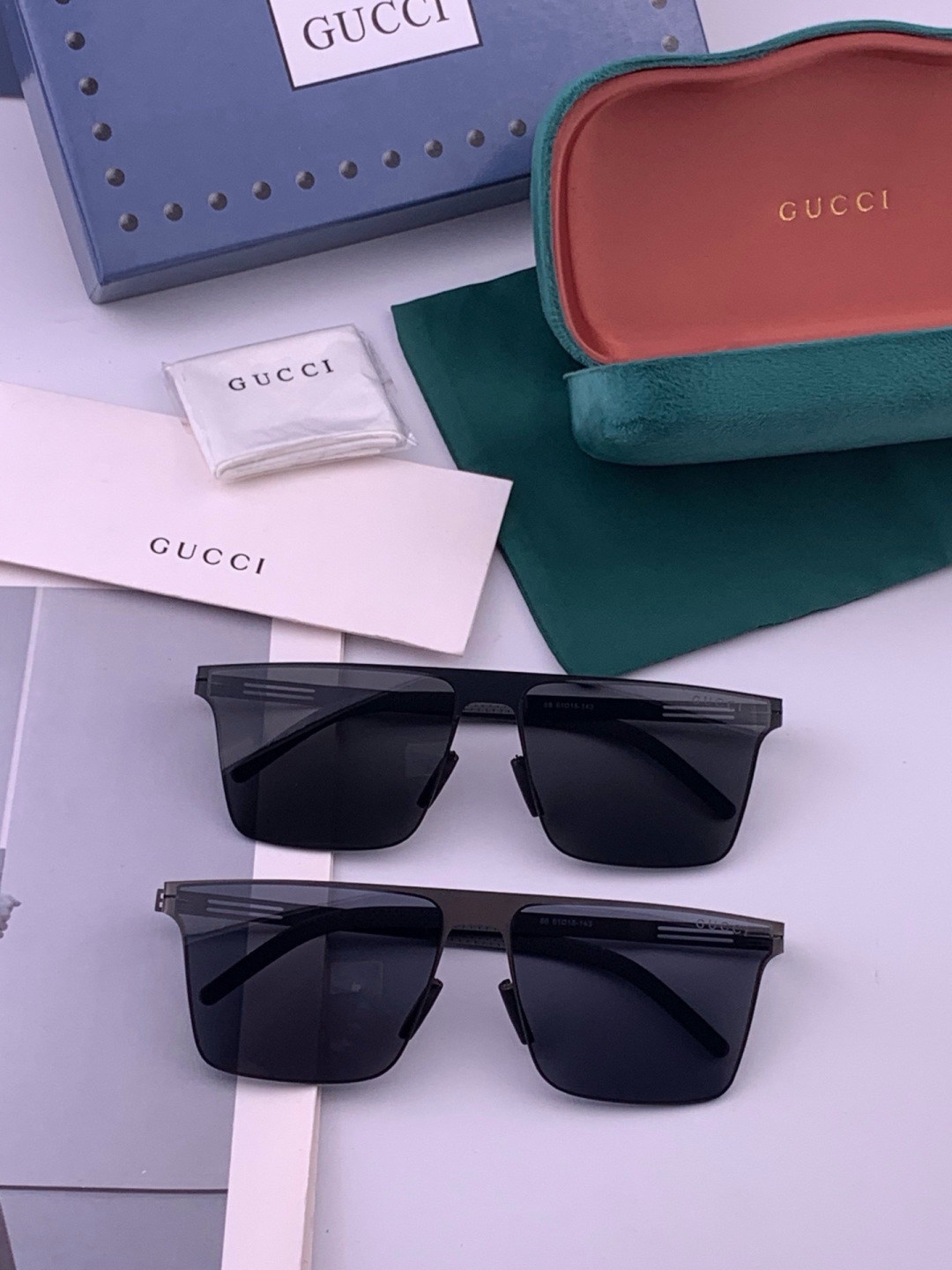 ♦️ GUCCI 新款男女情侣款太阳镜多边形墨镜iP电镀永不褪色 超轻超有弹性整幅眼镜无螺丝重要的是压不坏 高清尼龙镜片