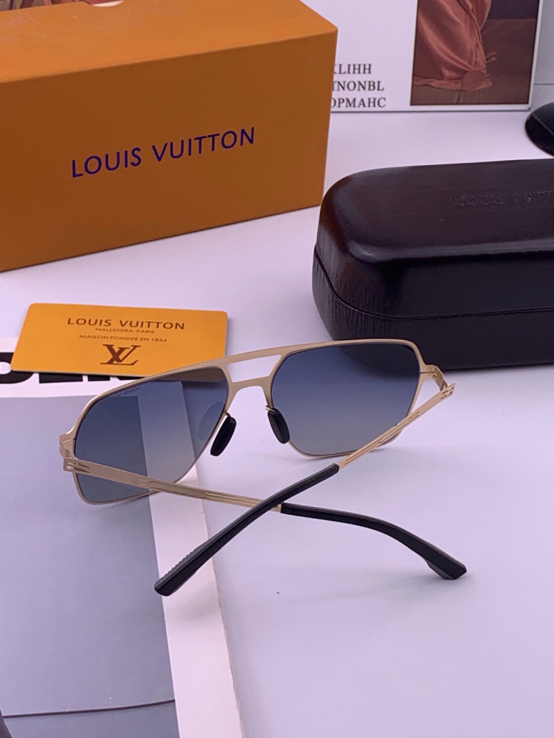 ♦️LV  新款男女情侣款太阳镜多边形墨镜iP电镀永不褪色 超轻超有弹性整幅眼镜无螺丝重要的是压不坏 高清尼龙镜片、精湛
