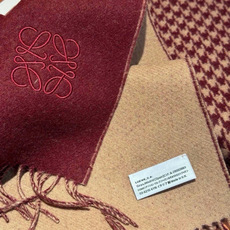 罗意威👍巴黎时装展商务男士女士通用双面羊绒披肩🔥代工厂臻选上乘的超细羊绒纤维 进行纯手工精梳处理 耗时耗力 再以清泉水浸 罗意威👍巴黎时装展商务男士女士通用双面羊绒披肩🔥代工厂臻选上乘的超细羊绒纤维 进行纯手工精梳处理 耗时耗力 再以清泉水浸