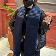 罗意威👍巴黎时装展商务男士女士通用双面羊绒披肩🔥代工厂臻选上乘的超细羊绒纤维 进行纯手工精梳处理 耗时耗力 再以清泉水浸 罗意威👍巴黎时装展商务男士女士通用双面羊绒披肩🔥代工厂臻选上乘的超细羊绒纤维 进行纯手工精梳处理 耗时耗力 再以清泉水浸