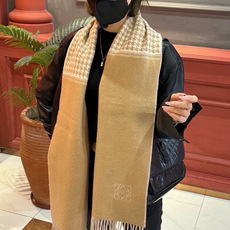 罗意威👍巴黎时装展商务男士女士通用双面羊绒披肩🔥代工厂臻选上乘的超细羊绒纤维 进行纯手工精梳处理 耗时耗力 再以清泉水浸 罗意威👍巴黎时装展商务男士女士通用双面羊绒披肩🔥代工厂臻选上乘的超细羊绒纤维 进行纯手工精梳处理 耗时耗力 再以清泉水浸