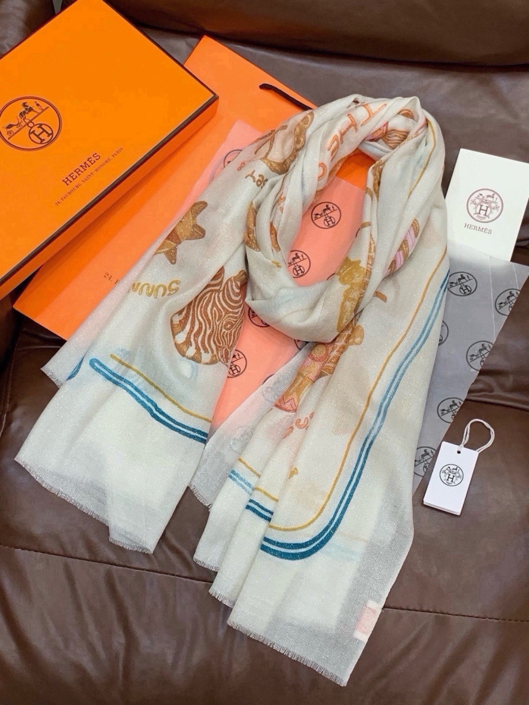 会发光发亮的围巾 新款🆕🏇🏇买了都说好看‼️推荐💕顶级工艺超值‼️爱马仕专柜爆款🎁💟立体呈现图案纹路实物档次极高👍👍特殊