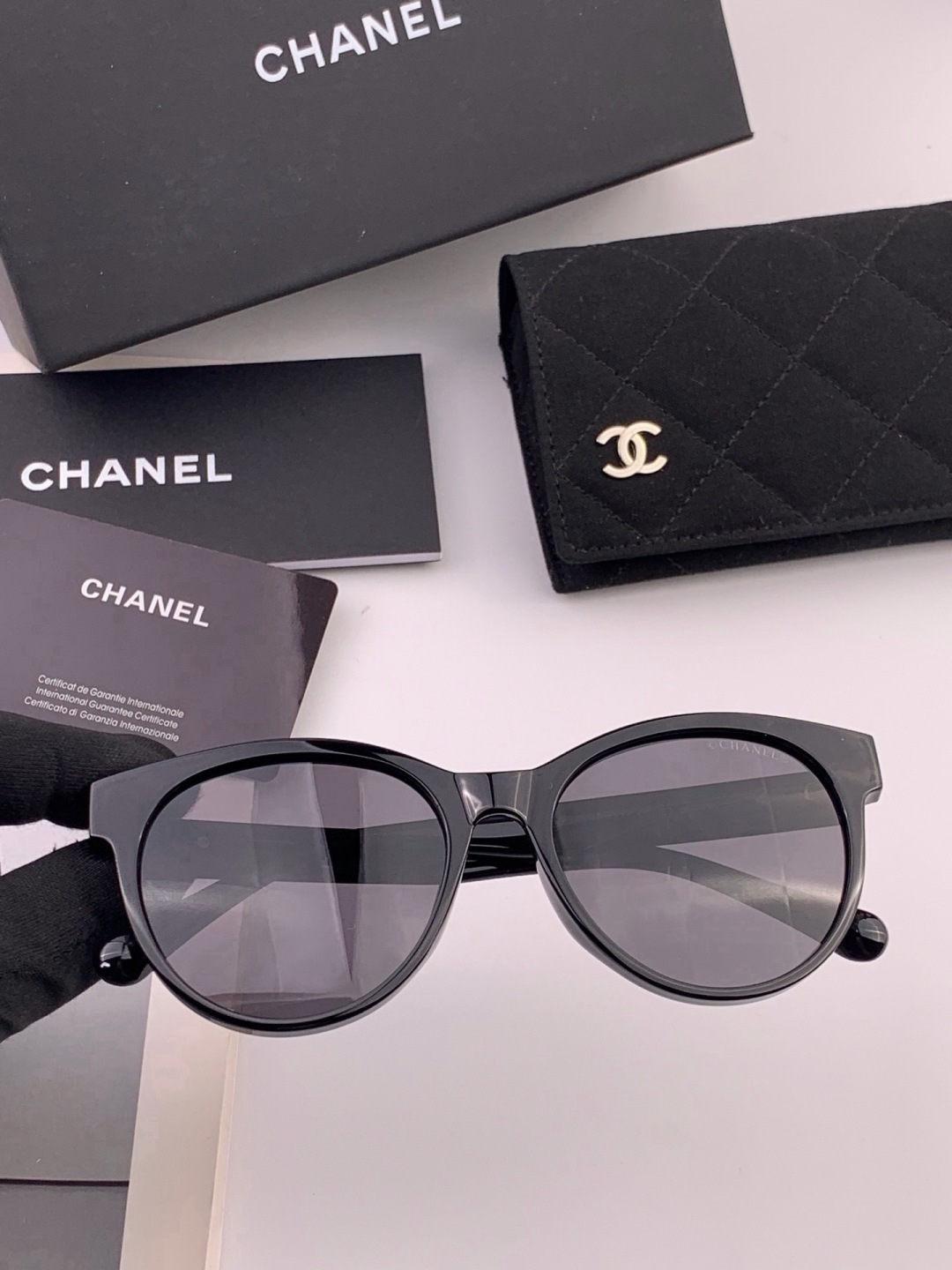 🔺CHANEL🔻官方早春新款，众多明星同款[色]香奈儿‼️‼️新款珍珠大框偏光墨镜 ，🌈🌈宝丽来超清偏光太阳镜🔝🔝型号：