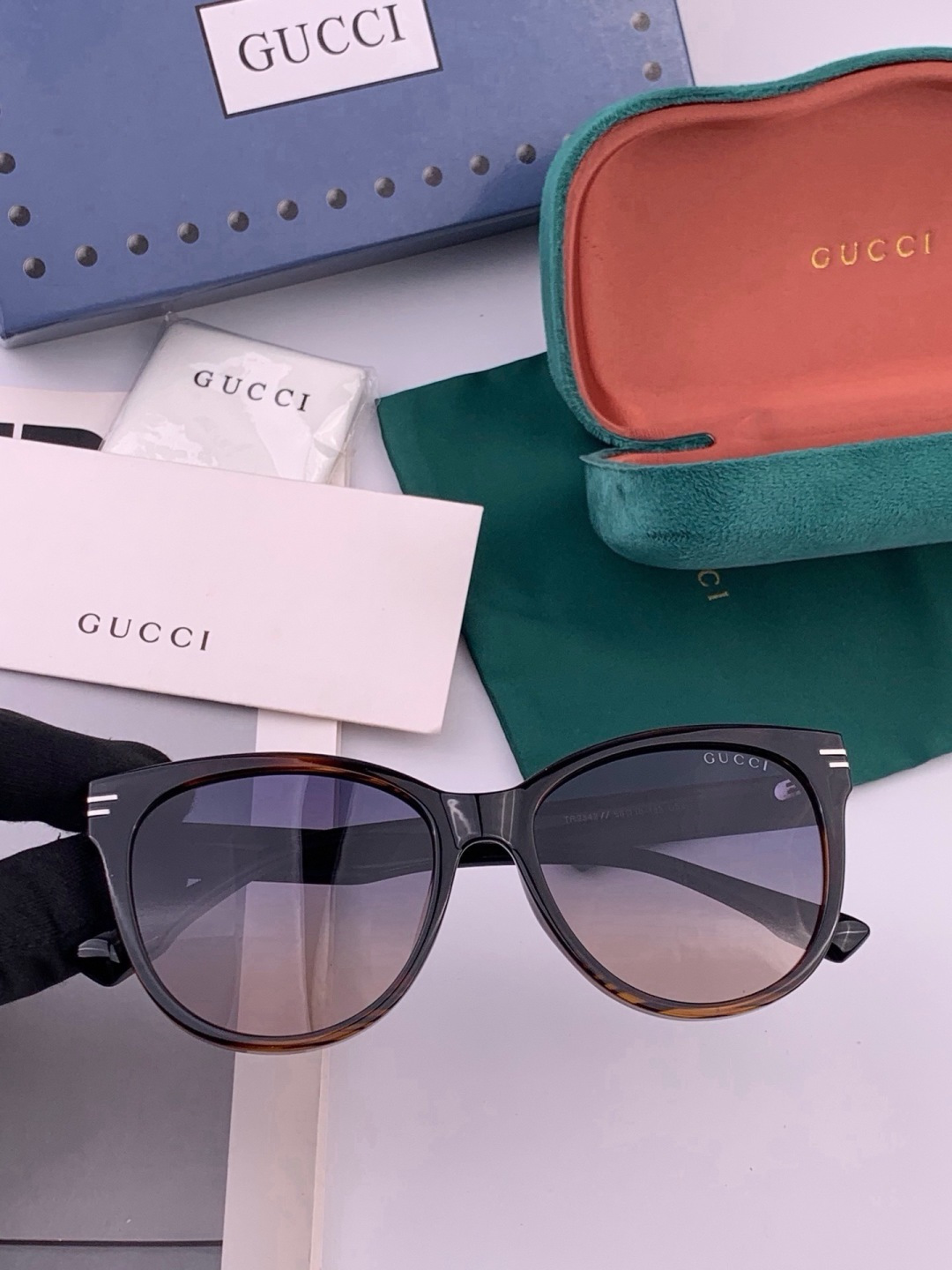 GUCCI  新款偏光太眼镜，情侣款时尚方框太阳镜佩戴舒适网红潮流款墨镜，大气女人范儿，大脸小脸都好看 ！型号：G223