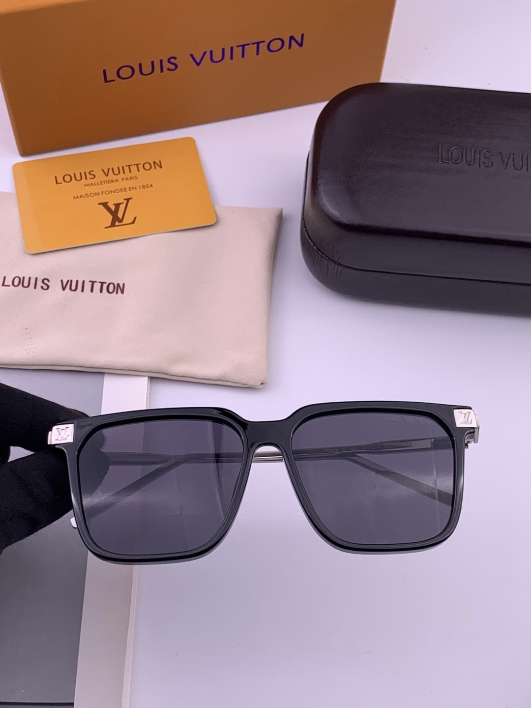 LV🔥高品质男女款”太阳镜🔥 开车钓鱼都可🔥百搭显瘦墨镜韩版男士飞行员大框司机开车防紫外线太阳镜，型号：L7166