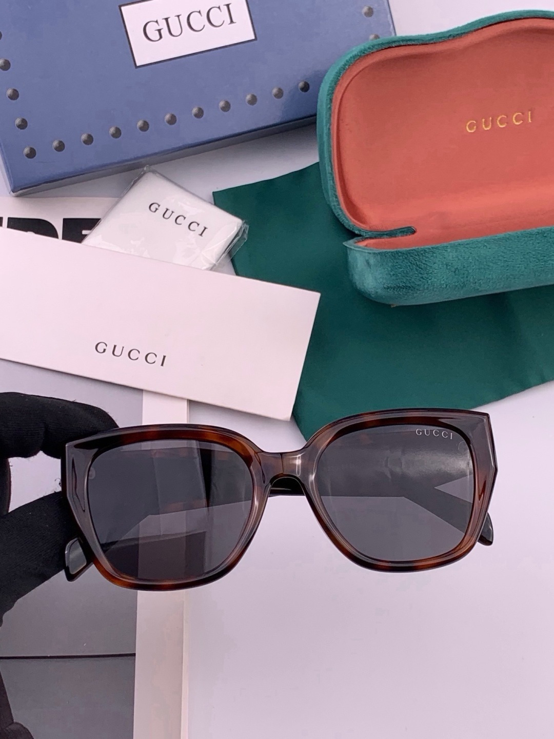 GUCCI  新款偏光太眼镜，情侣款时尚方框太阳镜佩戴舒适网红潮流款墨镜，大气女人范儿，大脸小脸都好看 ！型号：G082