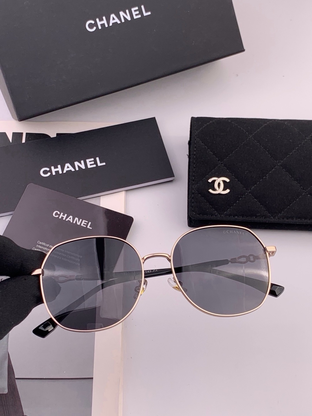新品CHANEL 香奈儿太阳镜以独特魅力和前卫风格诠释春夏最新眼镜，质感超好佩带舒适 型号：CH1193